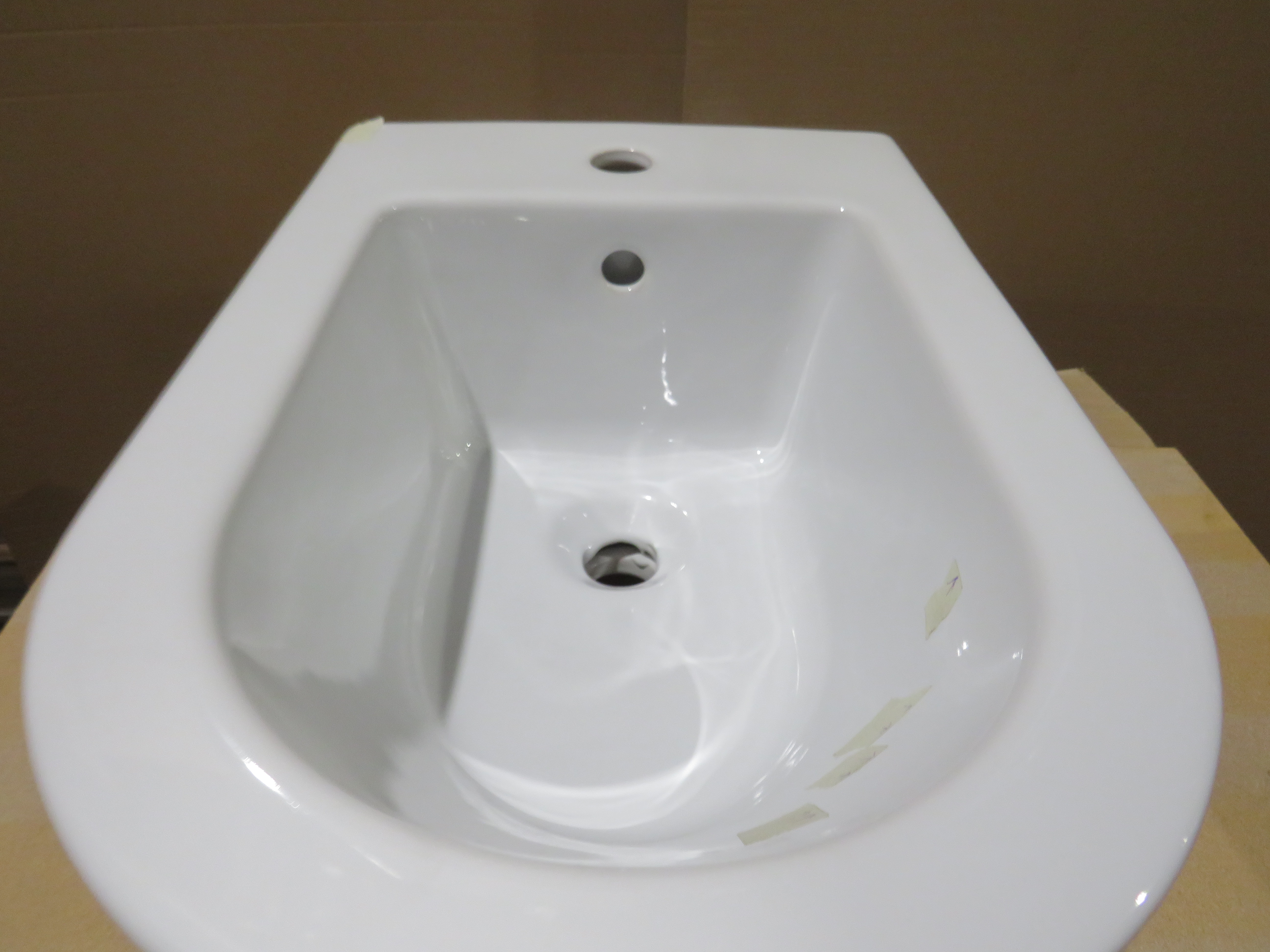 УЦЕНКА. Биде напольное GSI KUBE X   9462111_УЦ/1    550 мм х 360 мм, с отверстием под смеситель, с переливом, без крепежа FISSVBT, белое глянцевое /Дефект: Точки, уколы и потертость эмали 