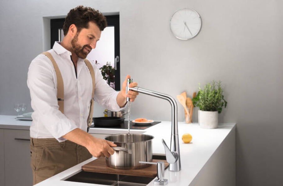 Диспенсер для жидкого мыла или средства для мытья посуды HANSGROHE A71 40468800 с квадратным основанием, цвет Нержавеющая сталь