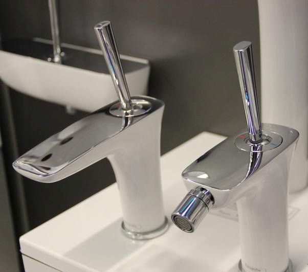 Смеситель для маленькой раковины Hansgrohe PuraVida 15075400 белый/хром