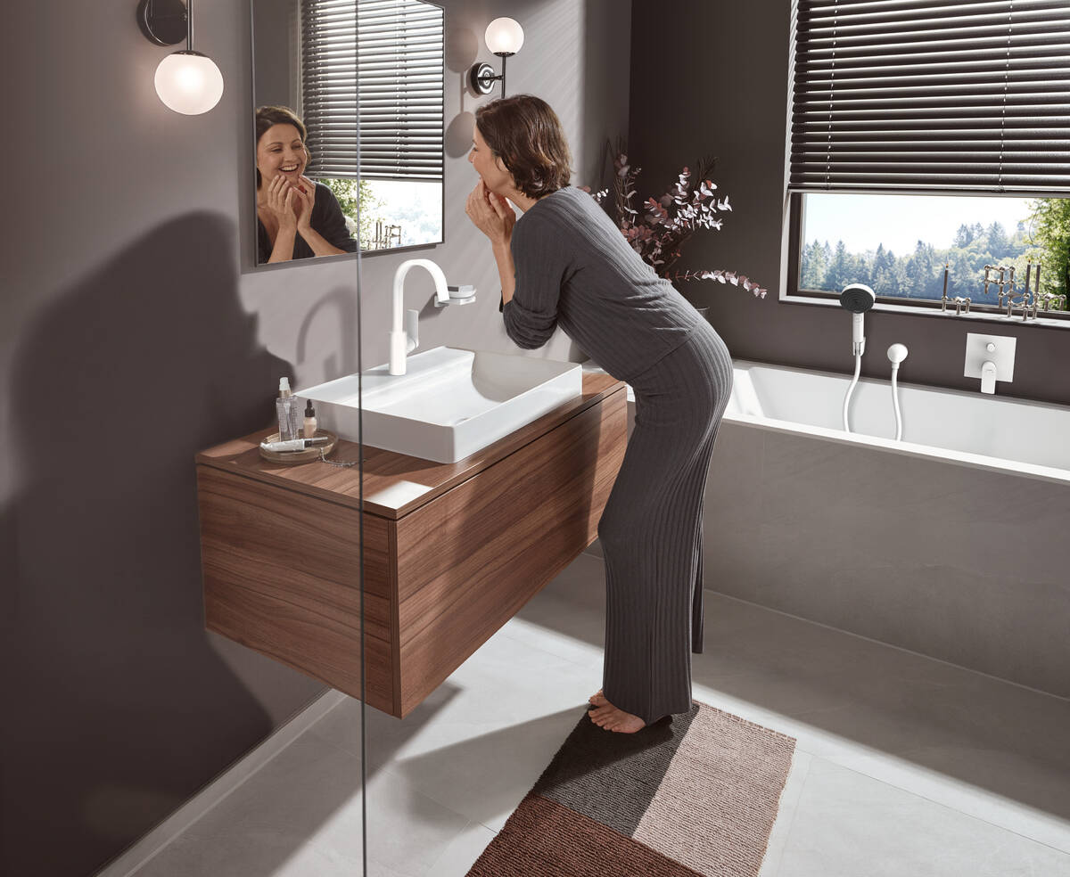 Смеситель для раковины однорычажный HANSGROHE Vivenis 75032700 210 мм, с поворотным изливом, без сливного гарнитура, белый матовый