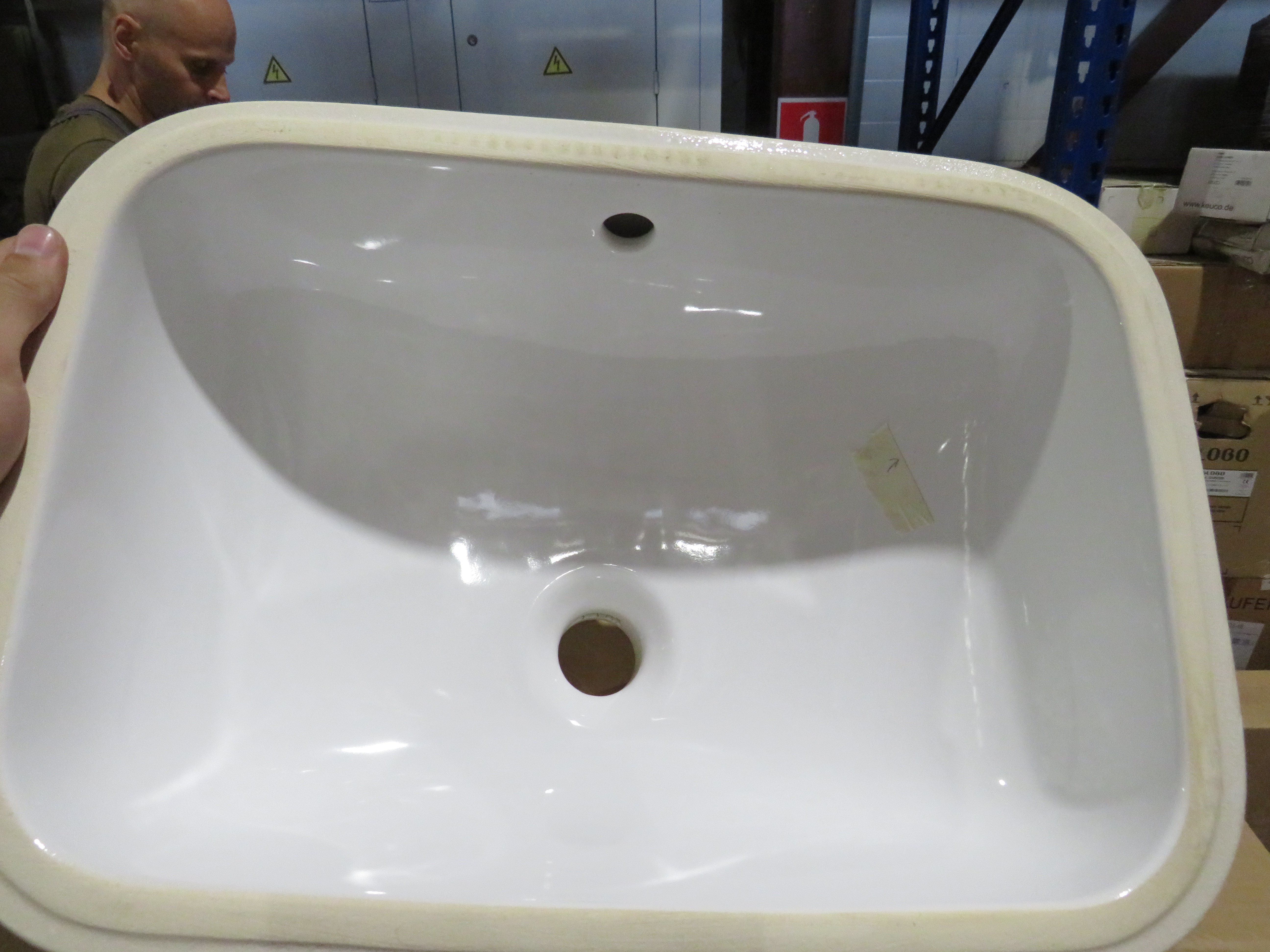 УЦЕНКА. Раковина встраиваемая снизу GSI PURA   724711_УЦ/3    500х350 мм, без отверстия для смесителя, с переливом, белый глянцевый / Дефект: включение в эмали 1-1,5 мм