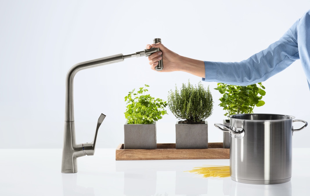 Смеситель для кухни с выдвижным душем Hansgrohe Metris Select 14884800 Под сталь