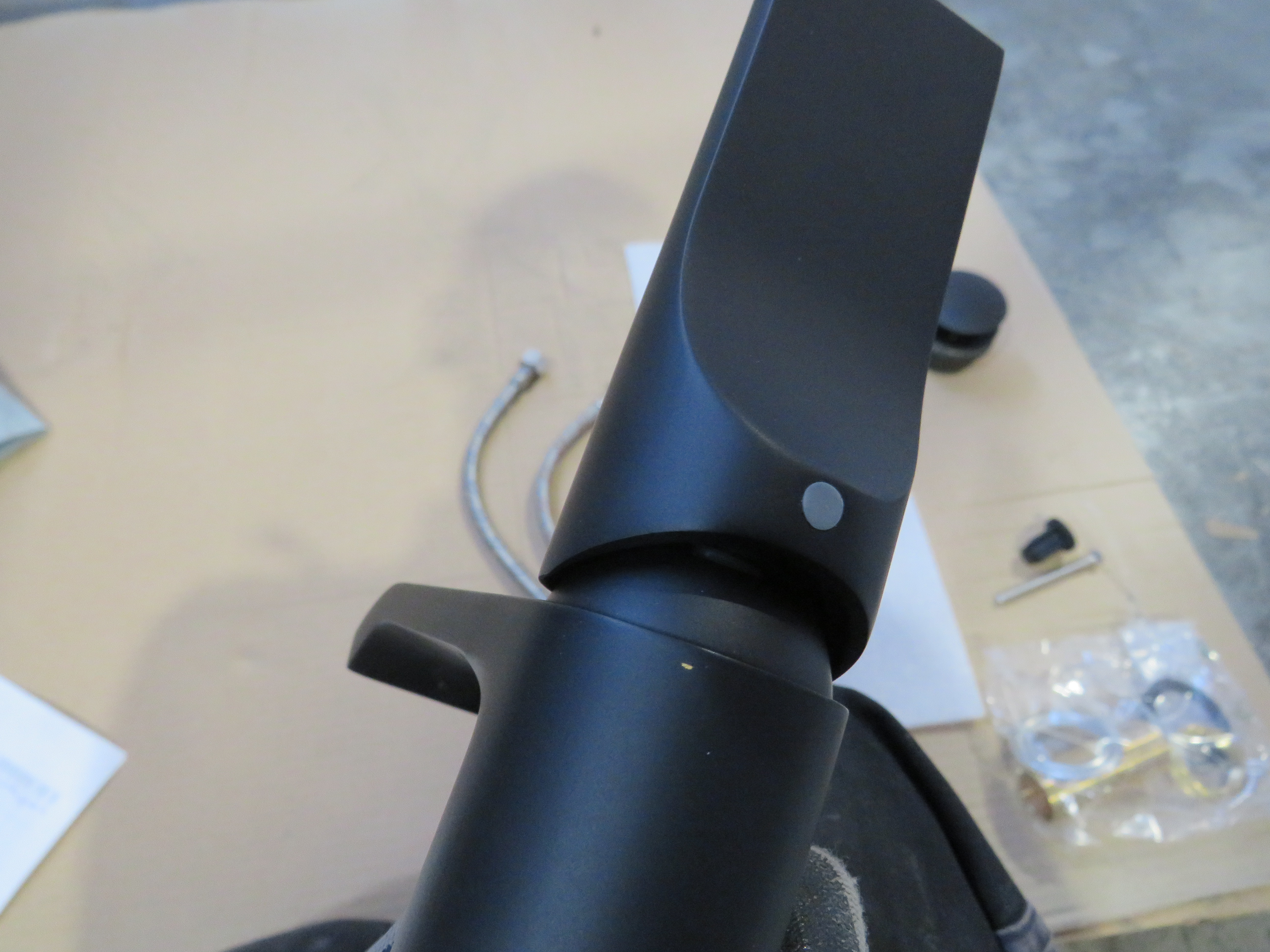 УЦЕНКА. Однорычажный смеситель для раковины BOSSINI Apice   E89603.073_УЦ     249 мм, с донным клапаном, чёрный матовый/ Дефект: мелкий скол и потертость.