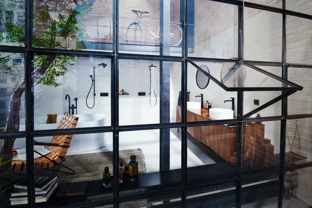 Душевой набор AXOR One 75 1jet 48791670 c подключением из стены, штангой и ручным душем, чёрный матовый