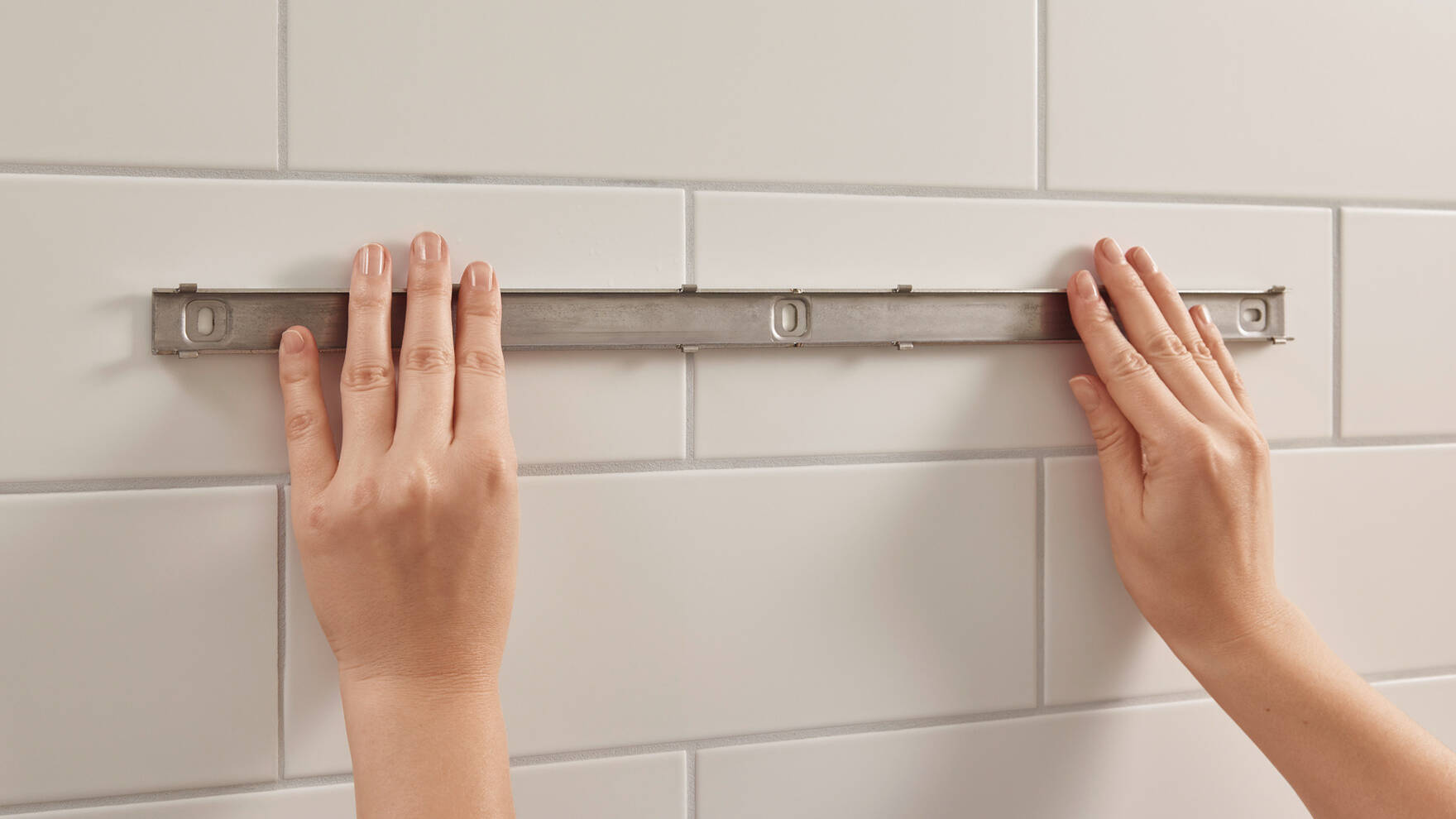 Штанга для коепления аксессуаров HANSGROHE WallStoris 27902670 500 мм, цвет Чёрный матовый