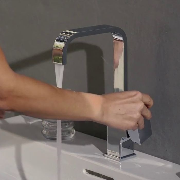 Смеситель для раковины Hansgrohe Metropol 32511990 с поворотным изливом 120°, со сливным донным клапаном Push-Open, полированное золото