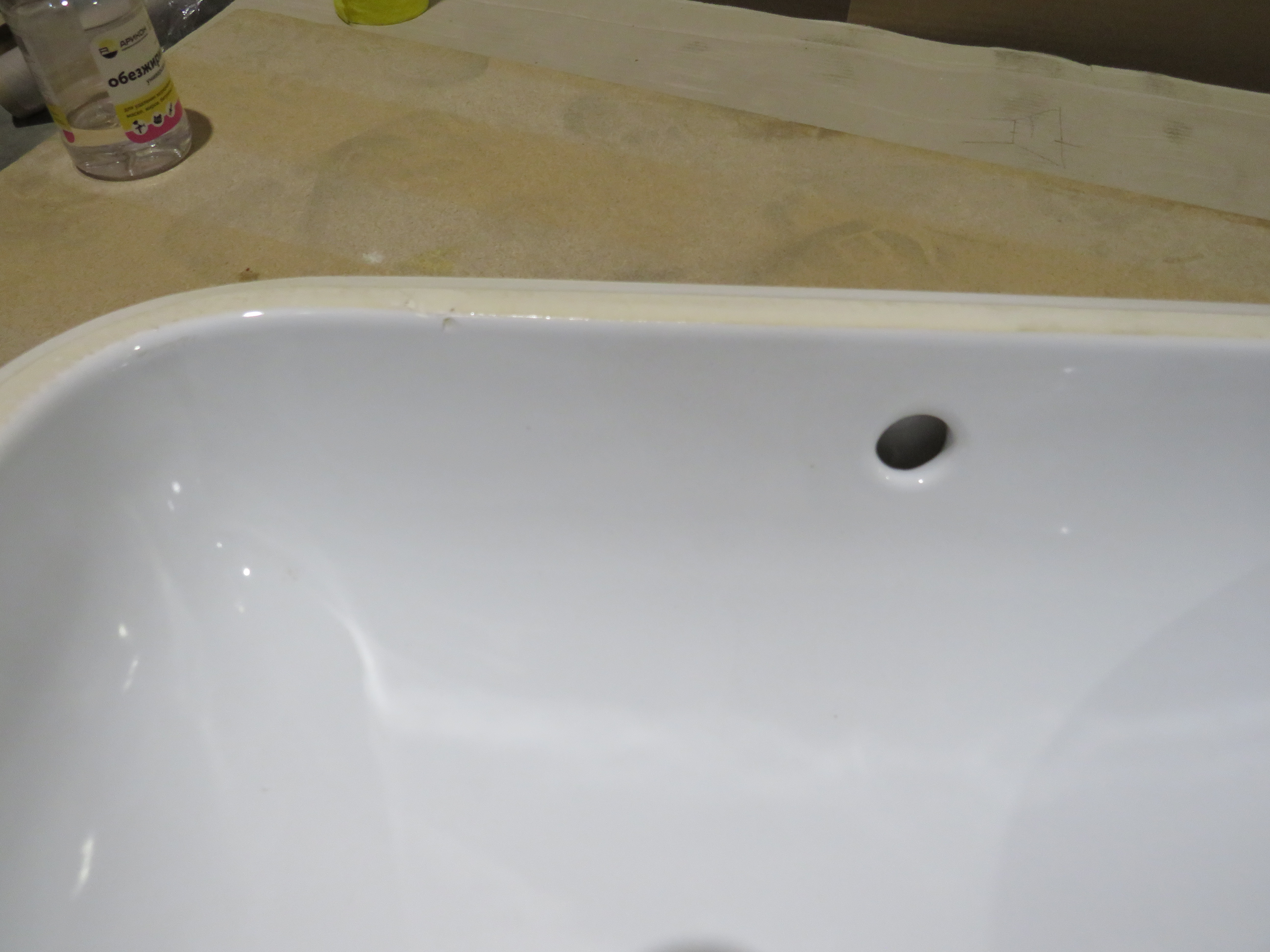 УЦЕНКА. Раковина встраиваемая снизу GSI PURA    724311_УЦ/2    550 х 380 мм, без отверстия для смесителя, с переливом, белый глянцевый /Дефект: скол на бортике.