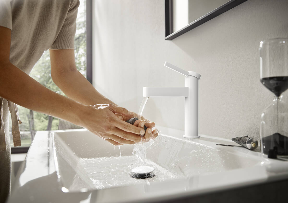 Смеситель для раковины HANSGROHE Finoris 76020700 110 мм, со сливным клапаном, белый матовый