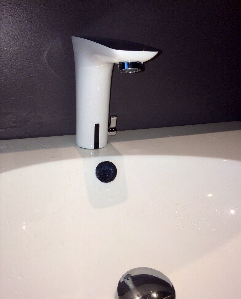 Смеситель для раковины электронный Hansgrohe PuraVida 15170400 питание от батареек белый/хром 