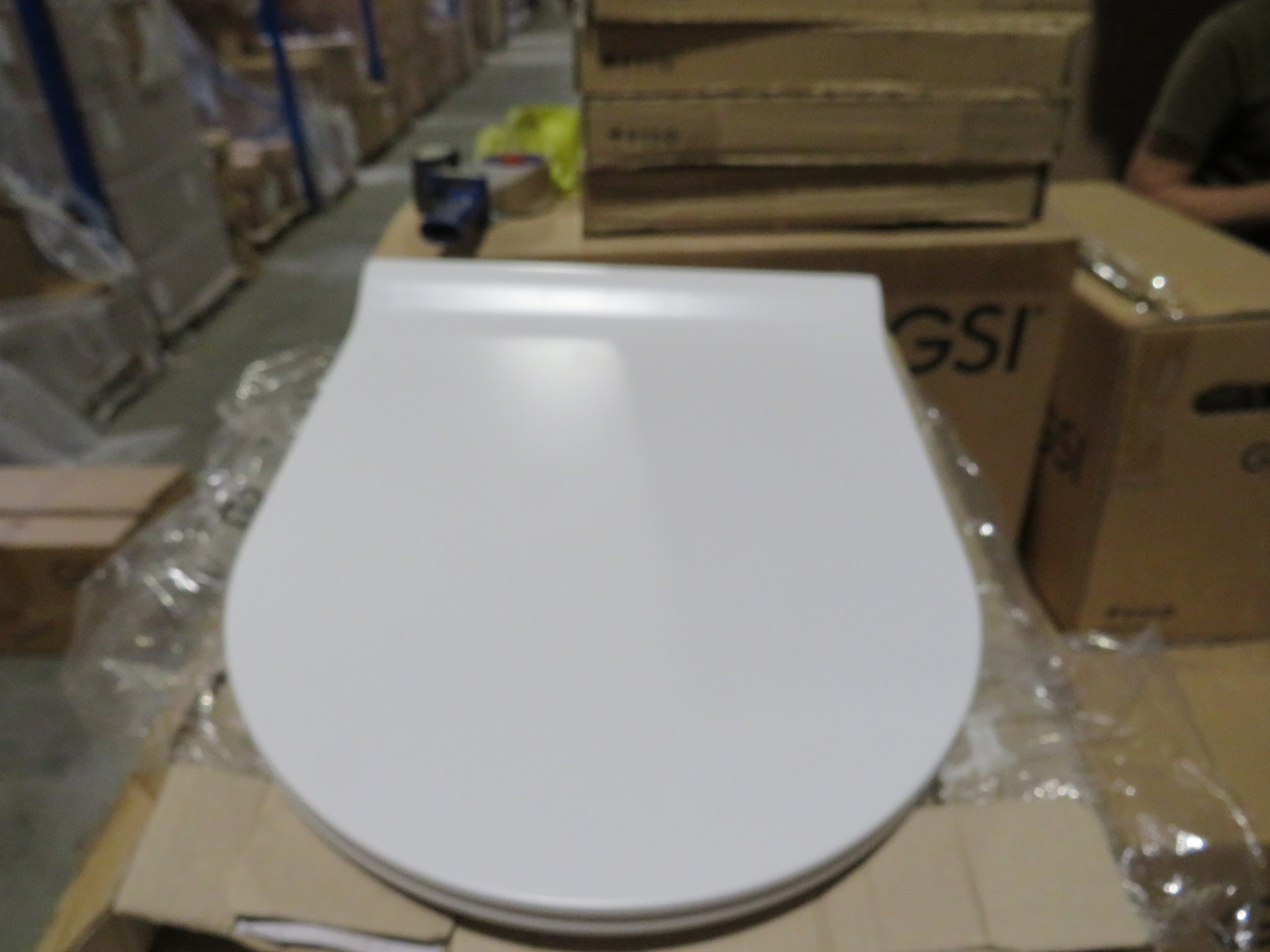 Сиденье GSI SPARES MS86CSN09_УЦ/2   365 мм х 455 мм, Slim/Soft Close, цвет белый матовый / Дефект: скол на крышке