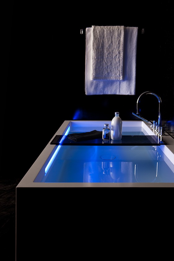 Свободностоящая  ванна  прямоугольная  Kartell by Laufen   2.2333.2.000.616.1 правая, 170x86 см,   из материала  Sentec, с подсветкой перелива, с  подъемным механизмом, белая