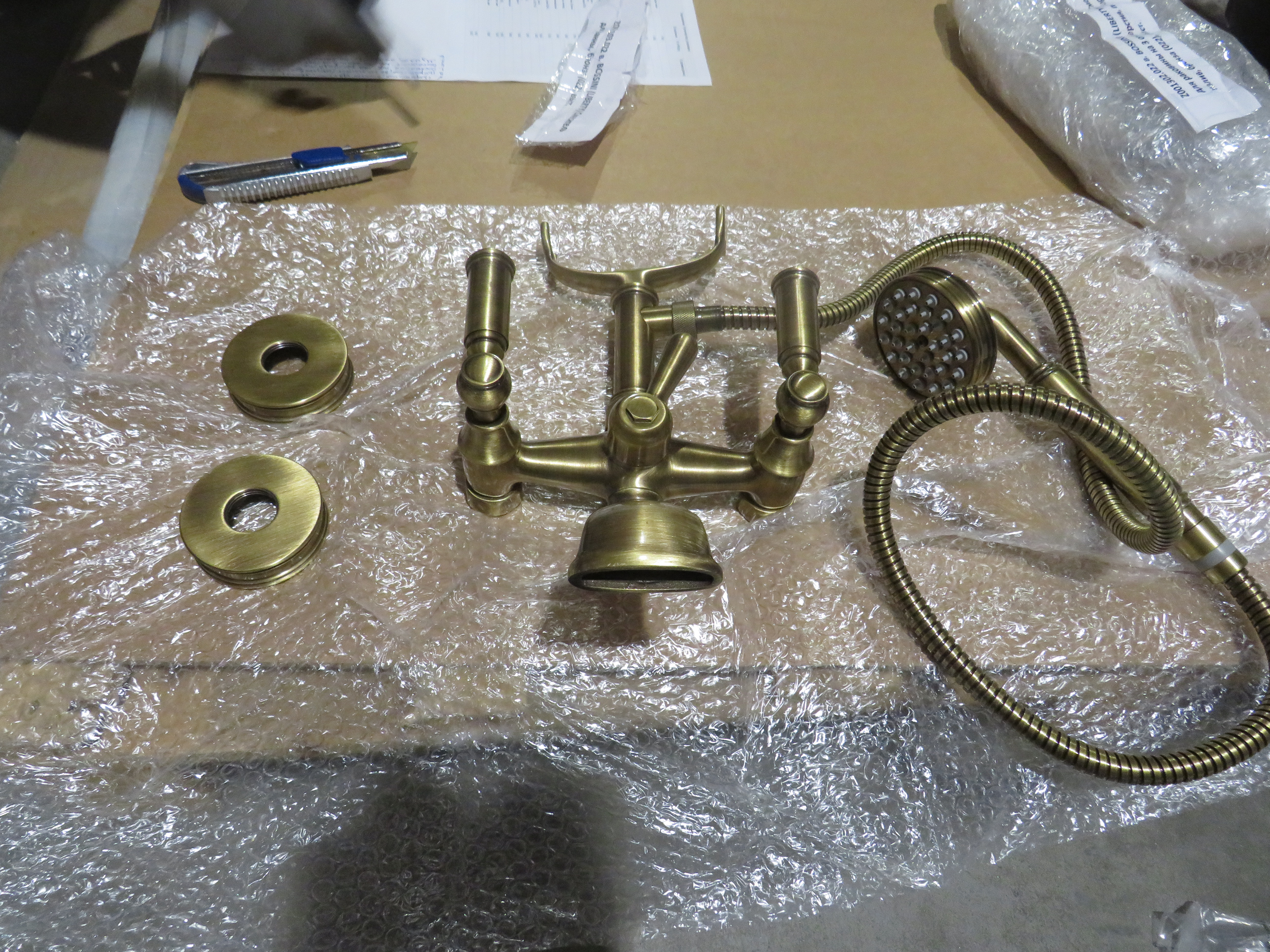 УЦЕНКА.  Смеситель наружный для ванной  BOSSINI (LIBERTY)  Z001103.022_УЦ    с переключателем,лейка LIBERTY цвет: Brushed bronze matt/ Товар с выставки. Состояние хорошее. Нет эксентриков.