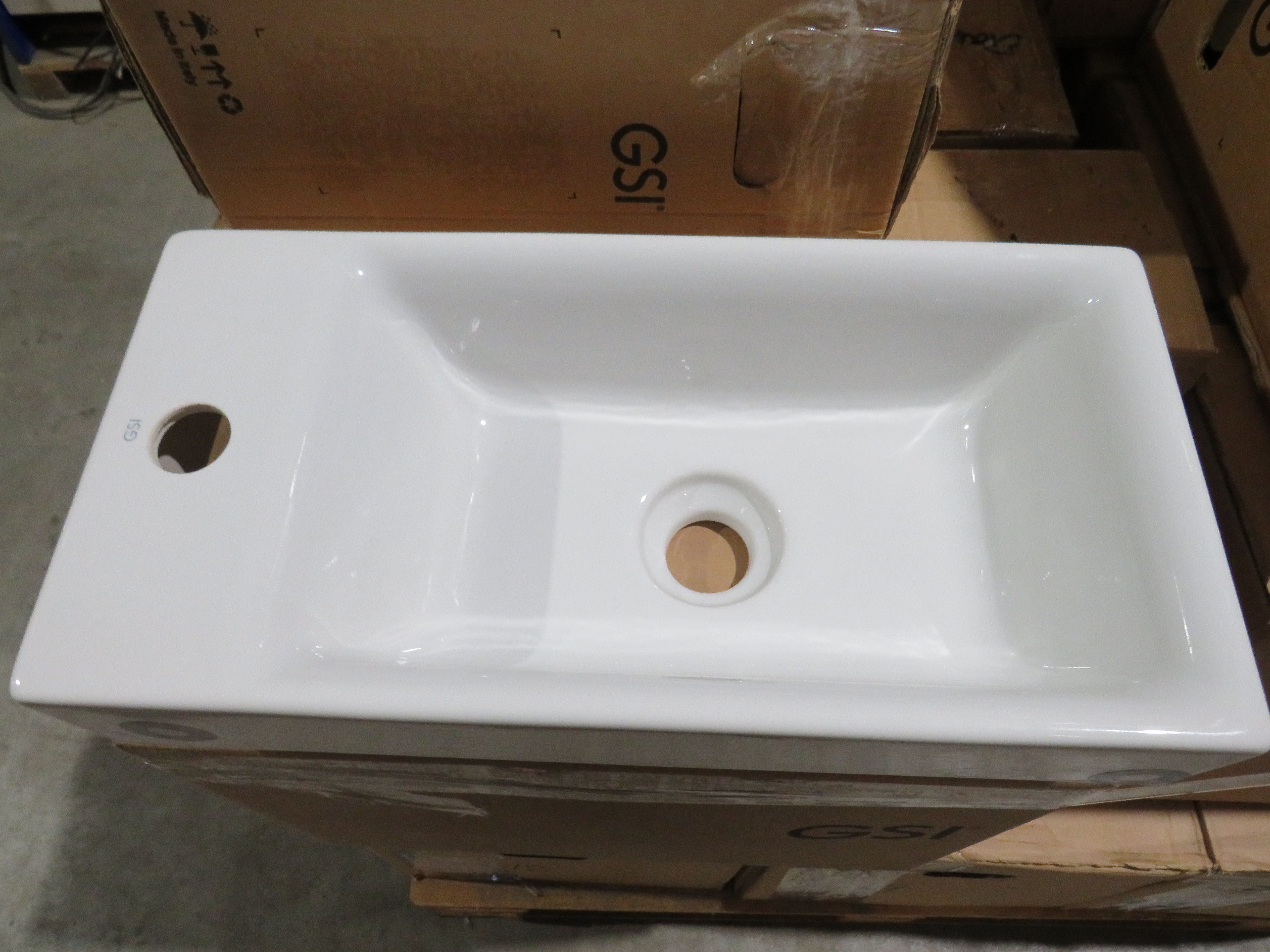 УЦЕНКА. Раковина накладная/подвесная GSI NUBES   9637111_УЦ/1   500 мм х 250 мм х 135 мм, без перелива, с отверстием под смеситель справа или слева, цвет Белый глянцевый /Дефект: потертость эмали