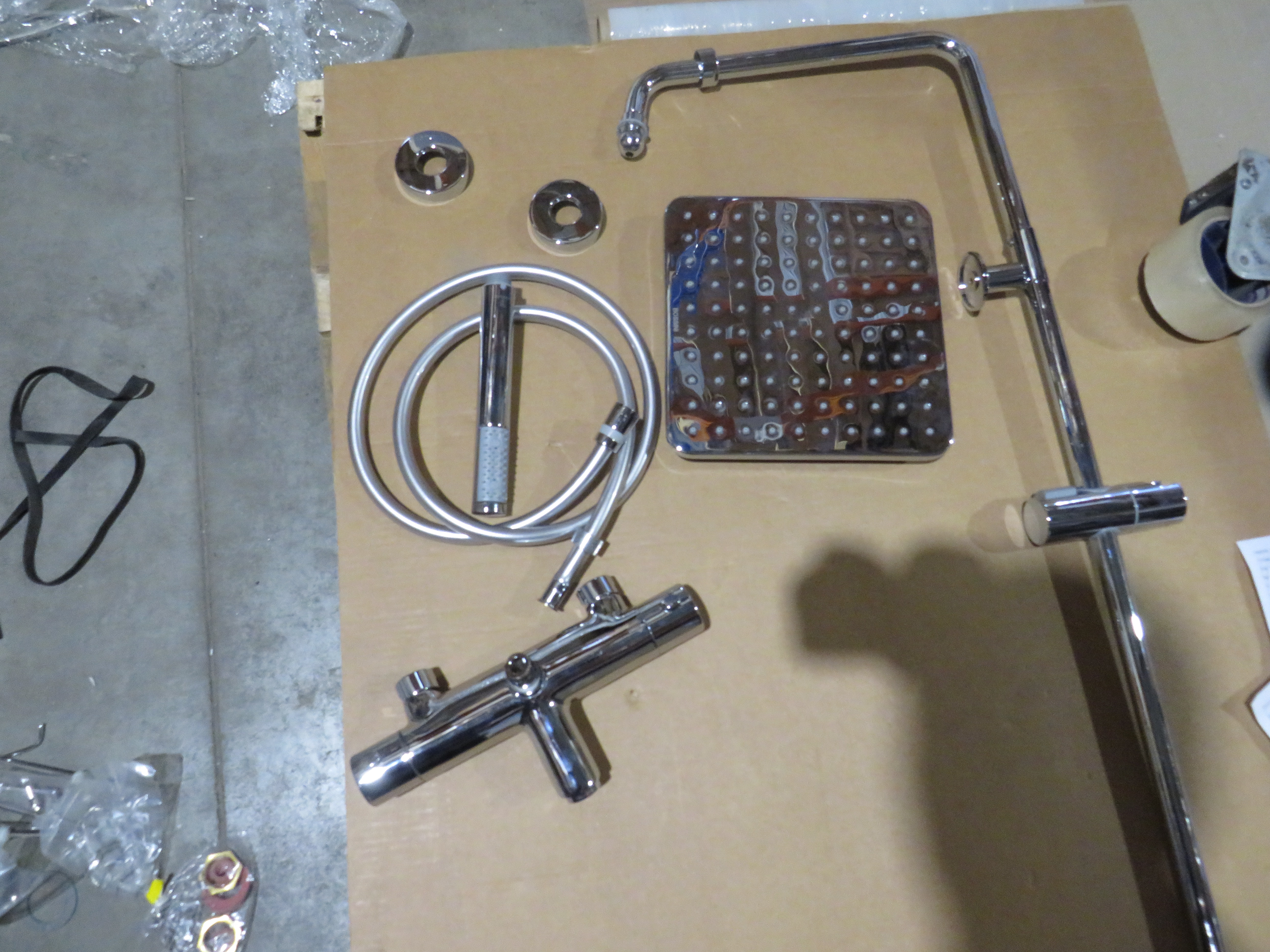 УЦЕНКА. Душевая колонна BOSSINI COSMO  L10403.030_УЦ    с термостатом для душа, верхним и ручным душем и шлангом, хром/ Товар с выставки. Мелкие царапины, нет эксцентриков.