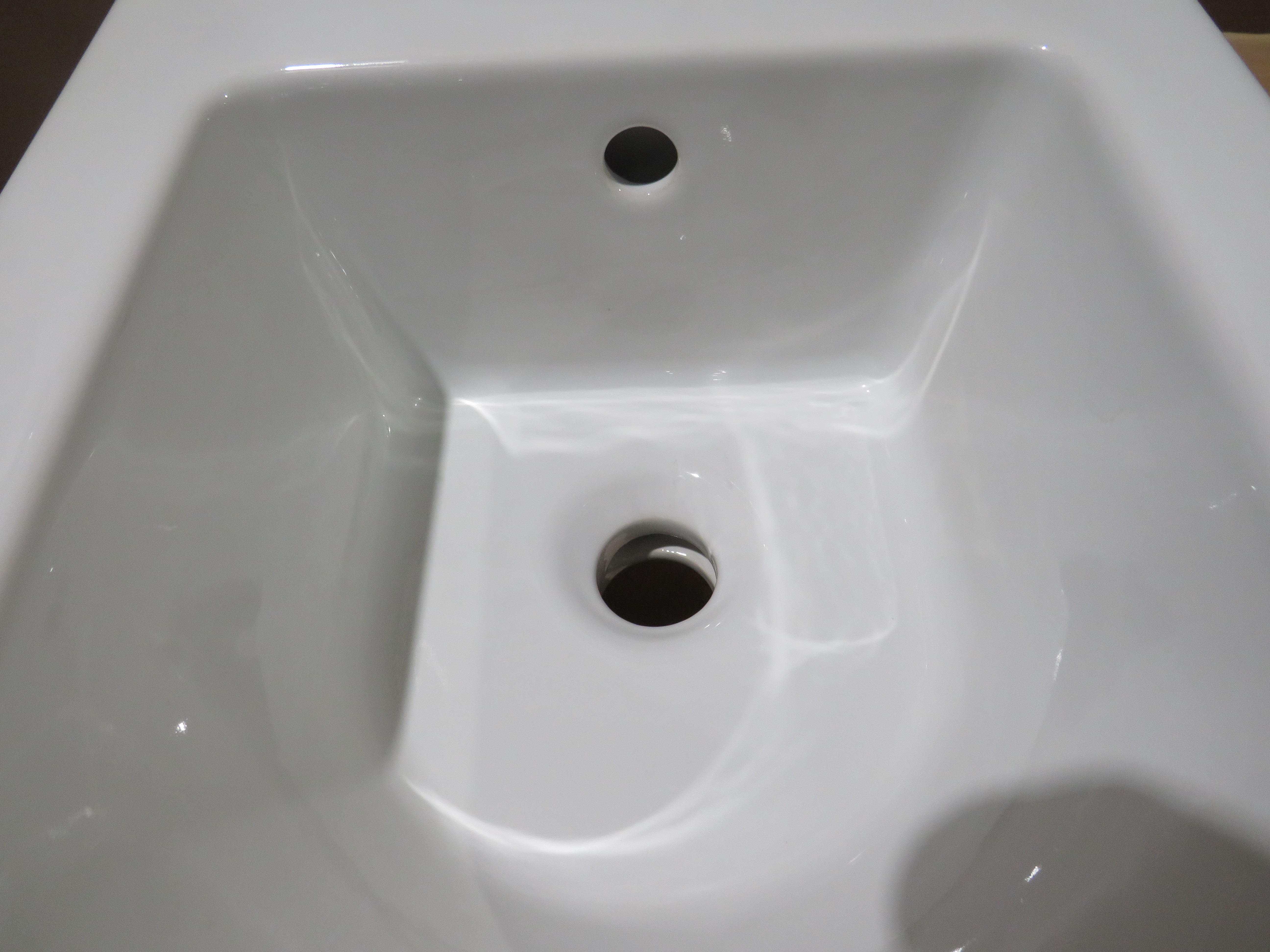 Биде подвесное GSI KUBE X   9464111_УЦ/3      500 мм х 360 мм, с отверстием под смеситель, без крепежа FISR2, белое глянцевое / Дефект: точки и уколы в эмали на ободке.