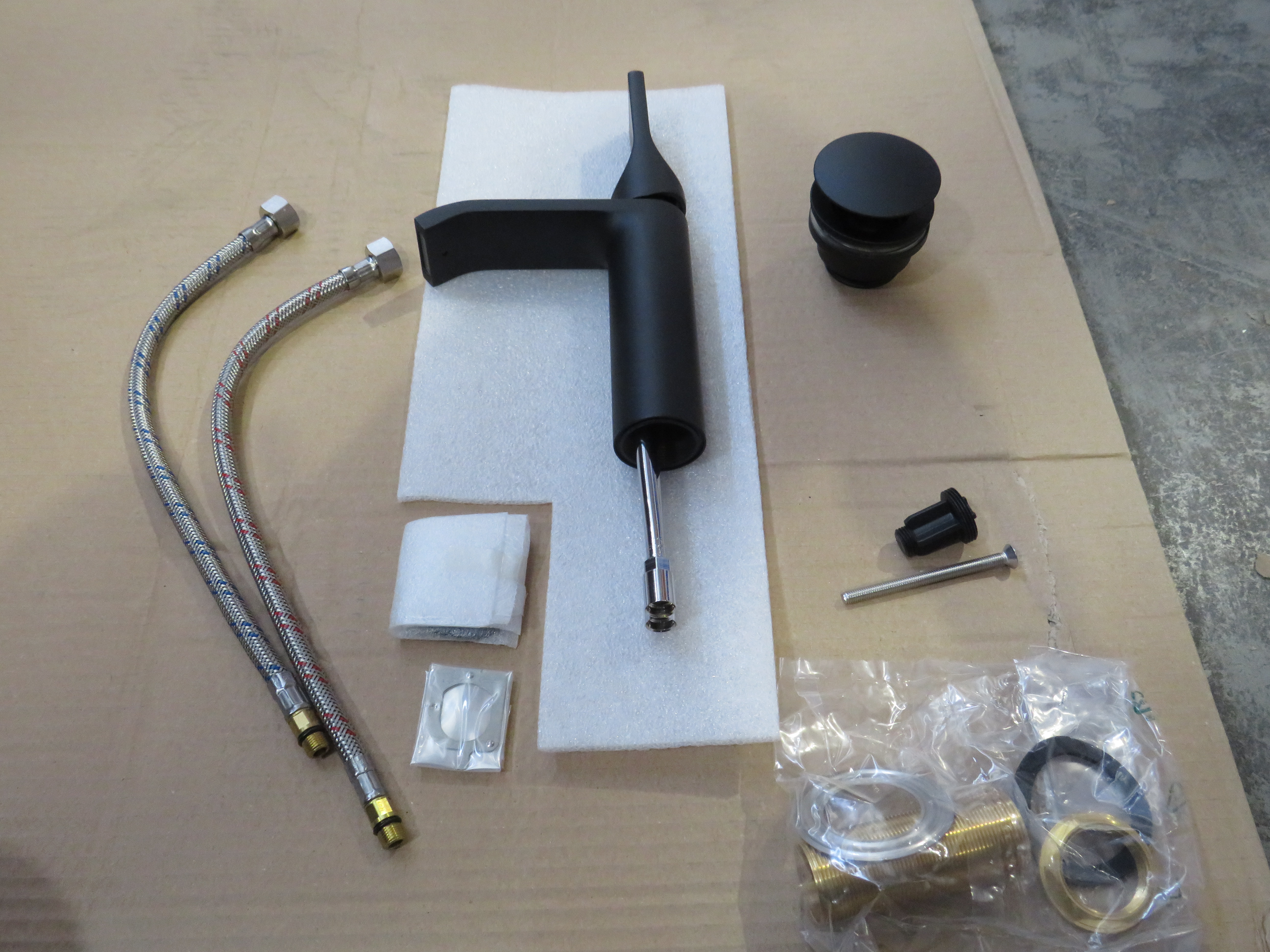 УЦЕНКА. Однорычажный смеситель для раковины BOSSINI Apice   E89603.073_УЦ     249 мм, с донным клапаном, чёрный матовый/ Дефект: мелкий скол и потертость.