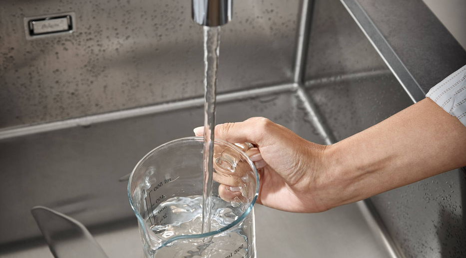 Кухонный однорычажный смеситель с вытяжным душем HANSGROHE Aquno Select M81 73830670 2jet, sBox, цвет Чёрный матовый