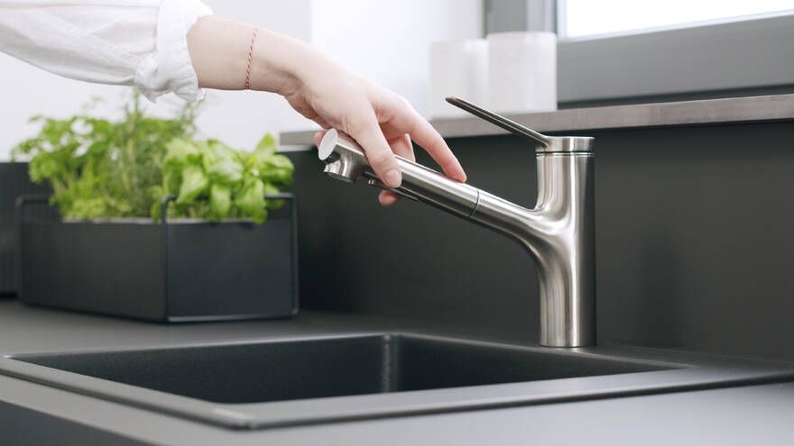 Смеситель однорычажный для кухни с вытяжным душем HANSGROHE ZESIS M33 2 JET 74803800 150 мм, с sBox lite, под сталь