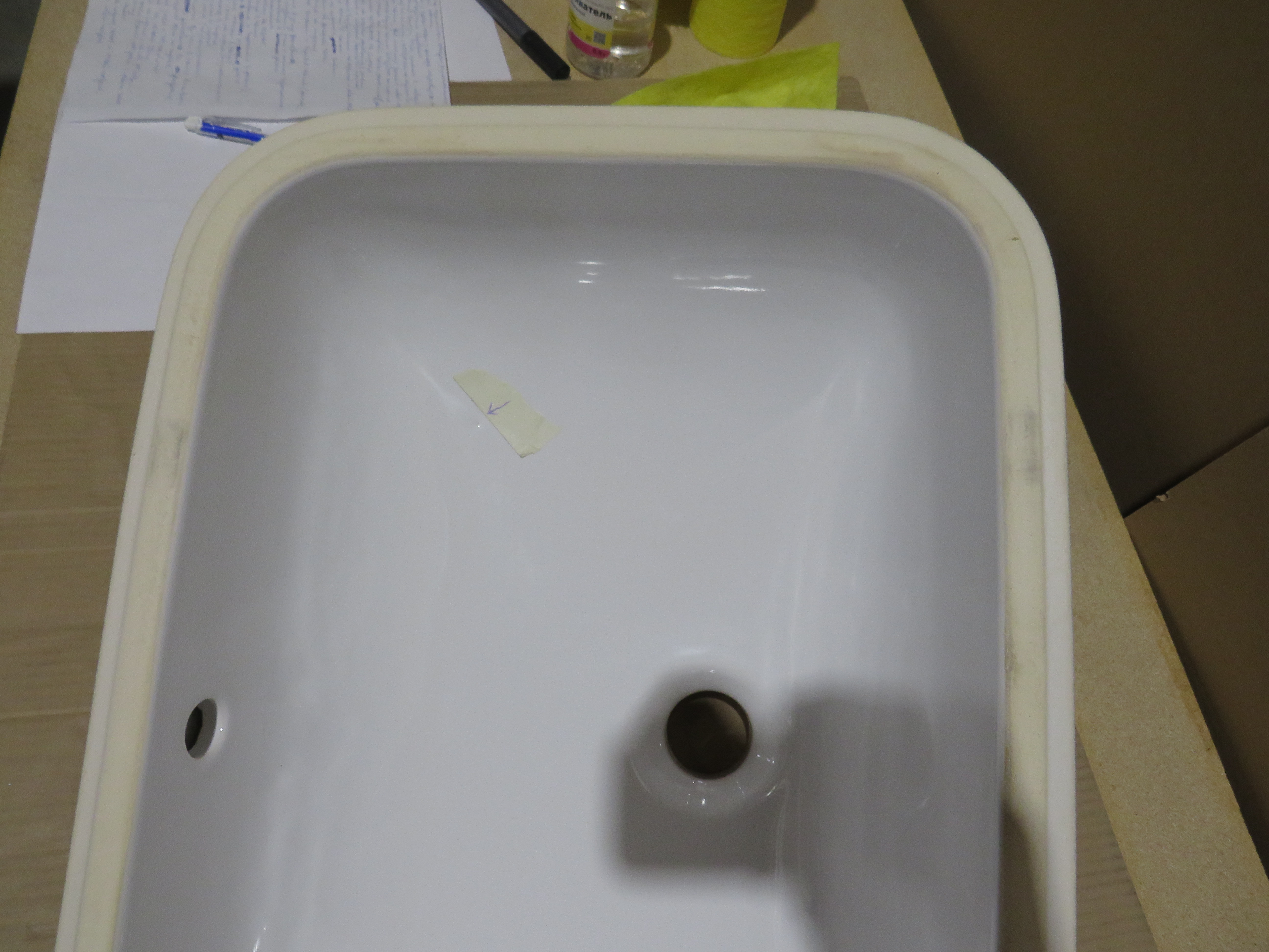 УЦЕНКА. Раковина встраиваемая снизу GSI PURA  724311_УЦ/1    550 х 380 мм, без отверстия для смесителя, с переливом, белый глянцевый. /Дефект: неровность  в виде "раковины"