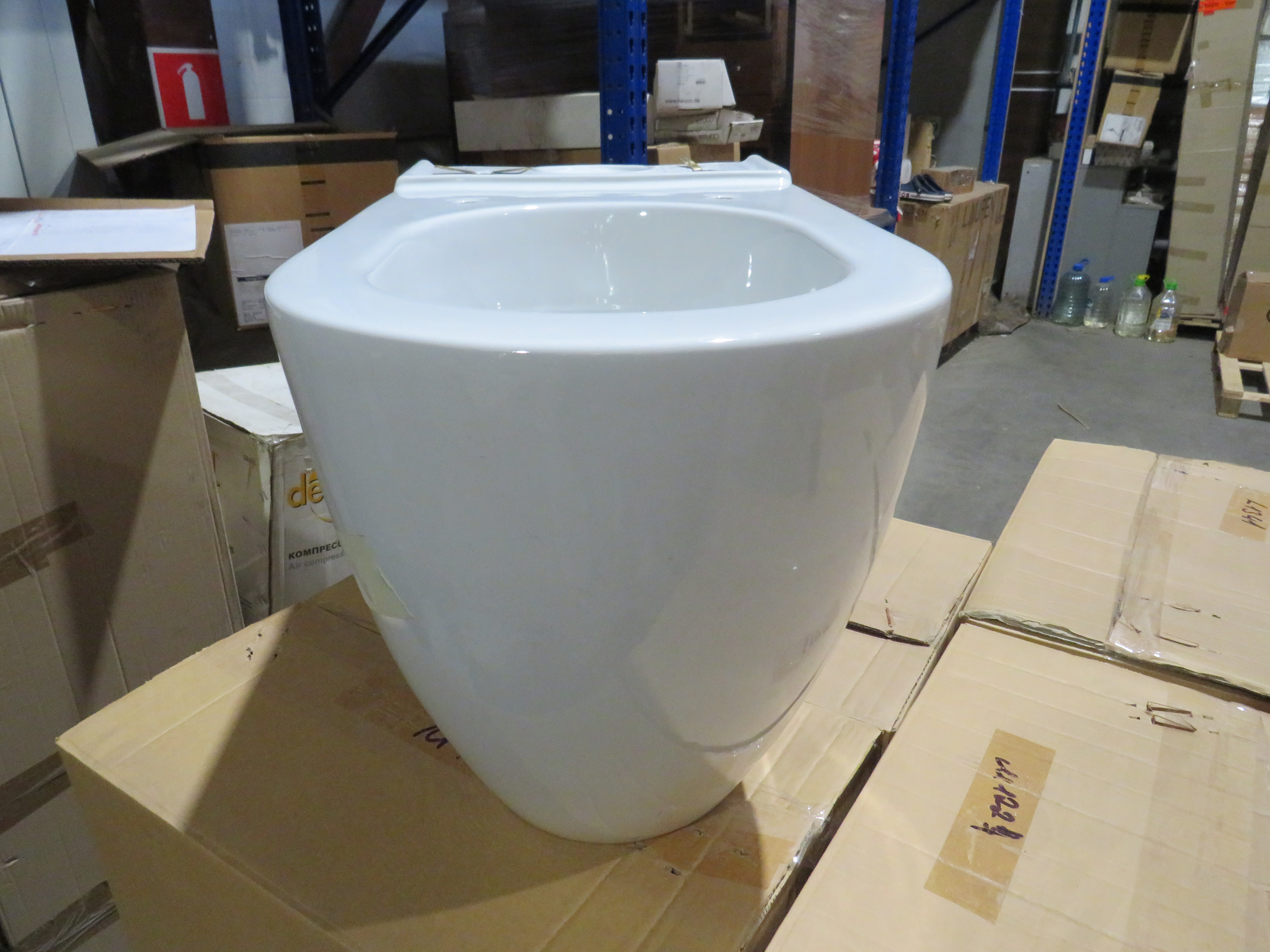 УЦЕНКА. Унитаз напольный (чаша)  GSI PURA 881711 680 мм х 360 мм, для крепежа FVB, белый глянцевый (изделие снято с производства) /Дефект: мелкий скол эмали сбоку