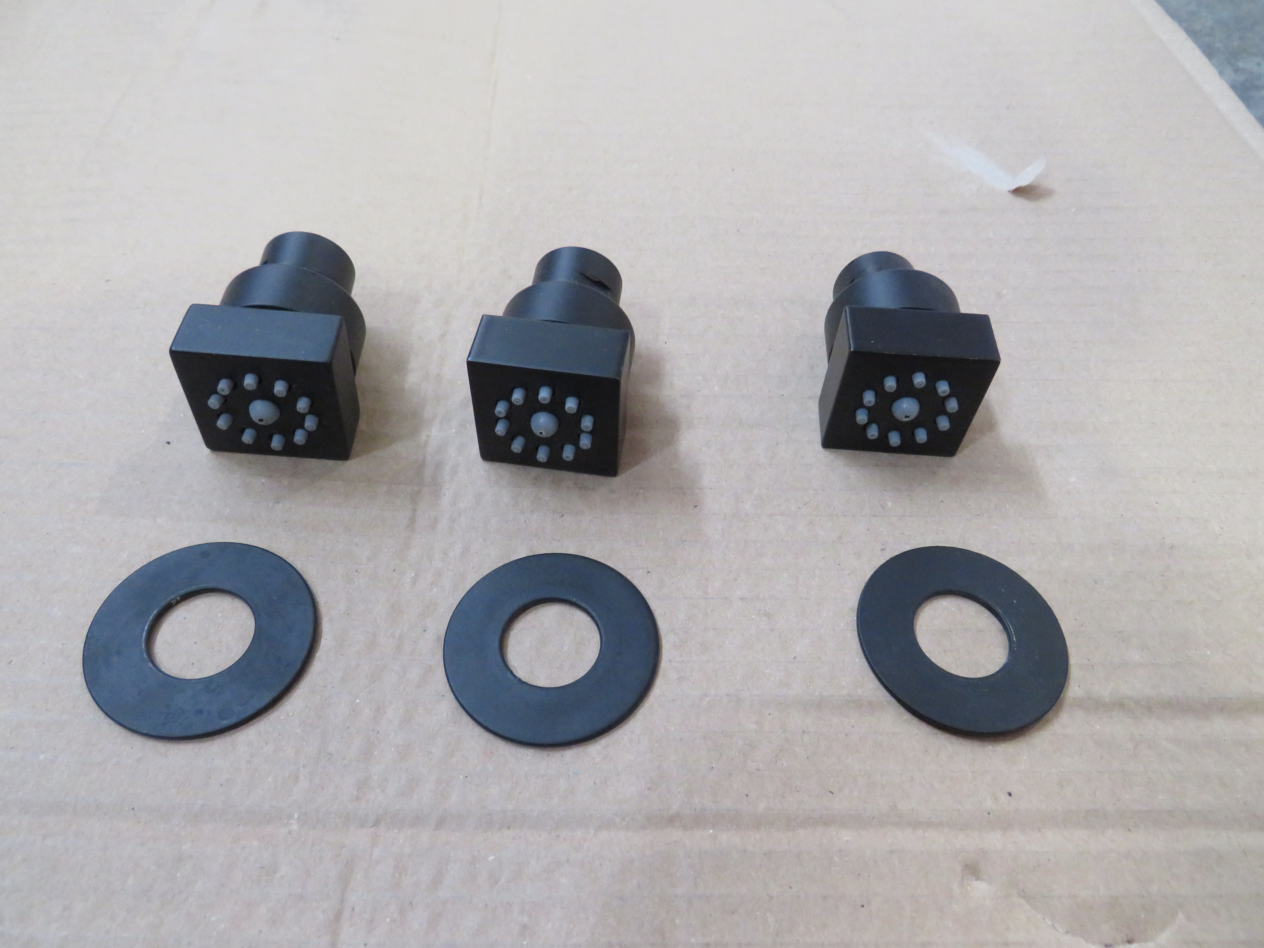 УЦЕНКА. Форсунка боковая для душа Bossini Cubic Gom  I00135.073_УЦ     цвет черный матовый/ Товар с выставки. Мелкие царапины. Состояние хорошее.