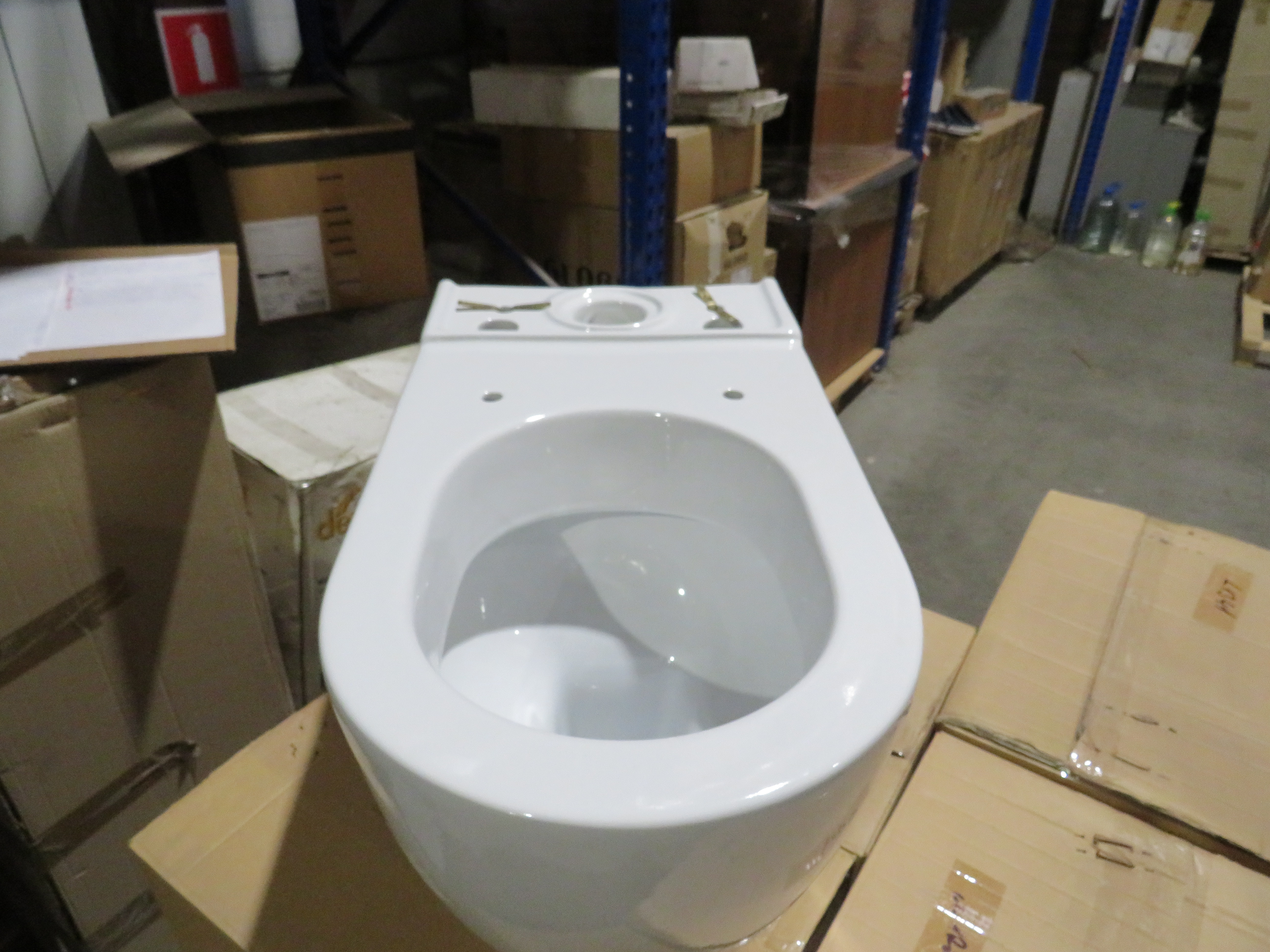 УЦЕНКА. Унитаз напольный (чаша)  GSI PURA 881711 680 мм х 360 мм, для крепежа FVB, белый глянцевый (изделие снято с производства) /Дефект: мелкий скол эмали сбоку