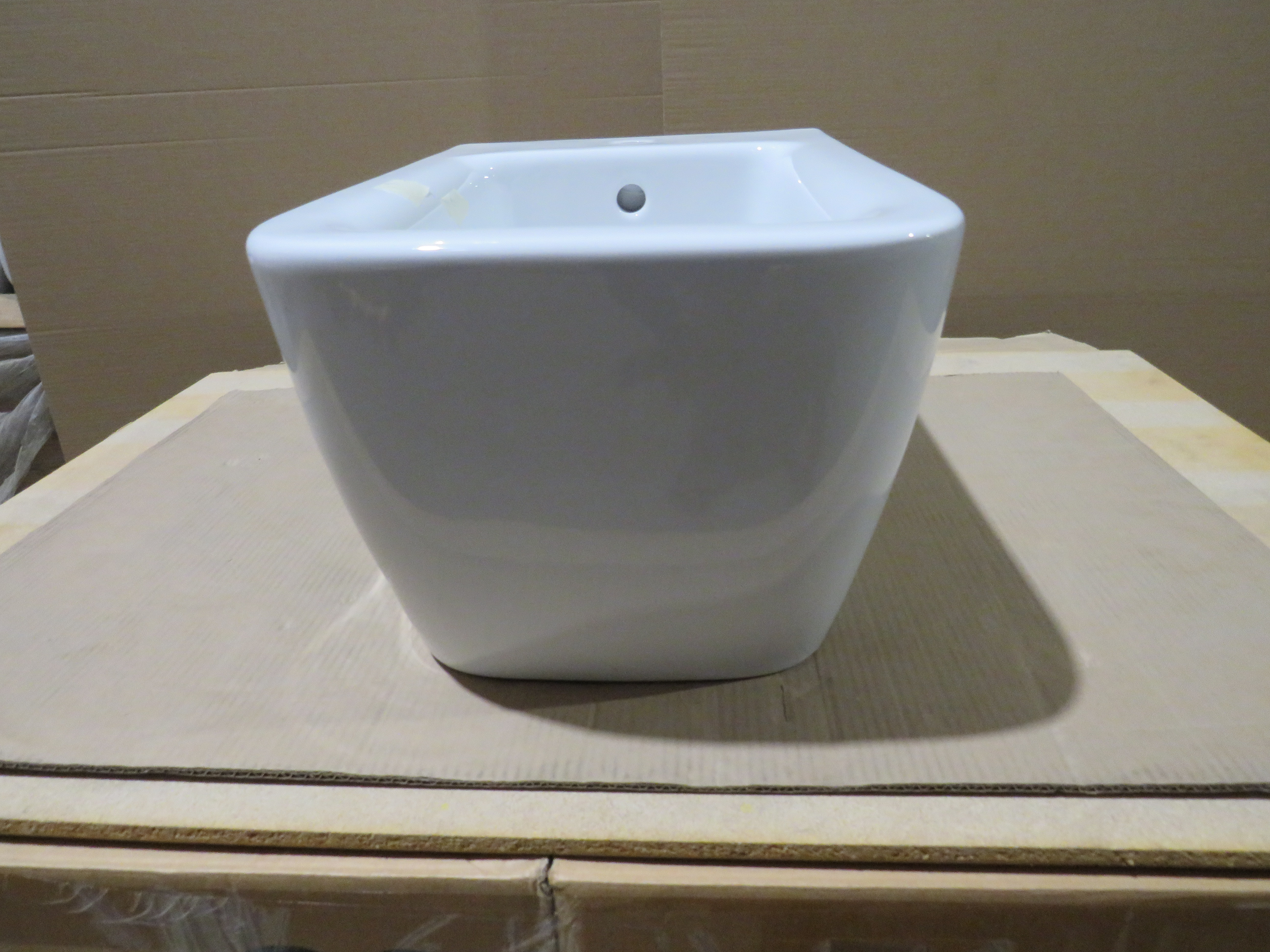 УЦЕНКА. Биде подвесное GSI NUBES   9665111_УЦ/4    550 мм х 350 мм, с отверстием под смеситель, без крепежа, цвет Белый глянцевый / Дефект: неровности керамики