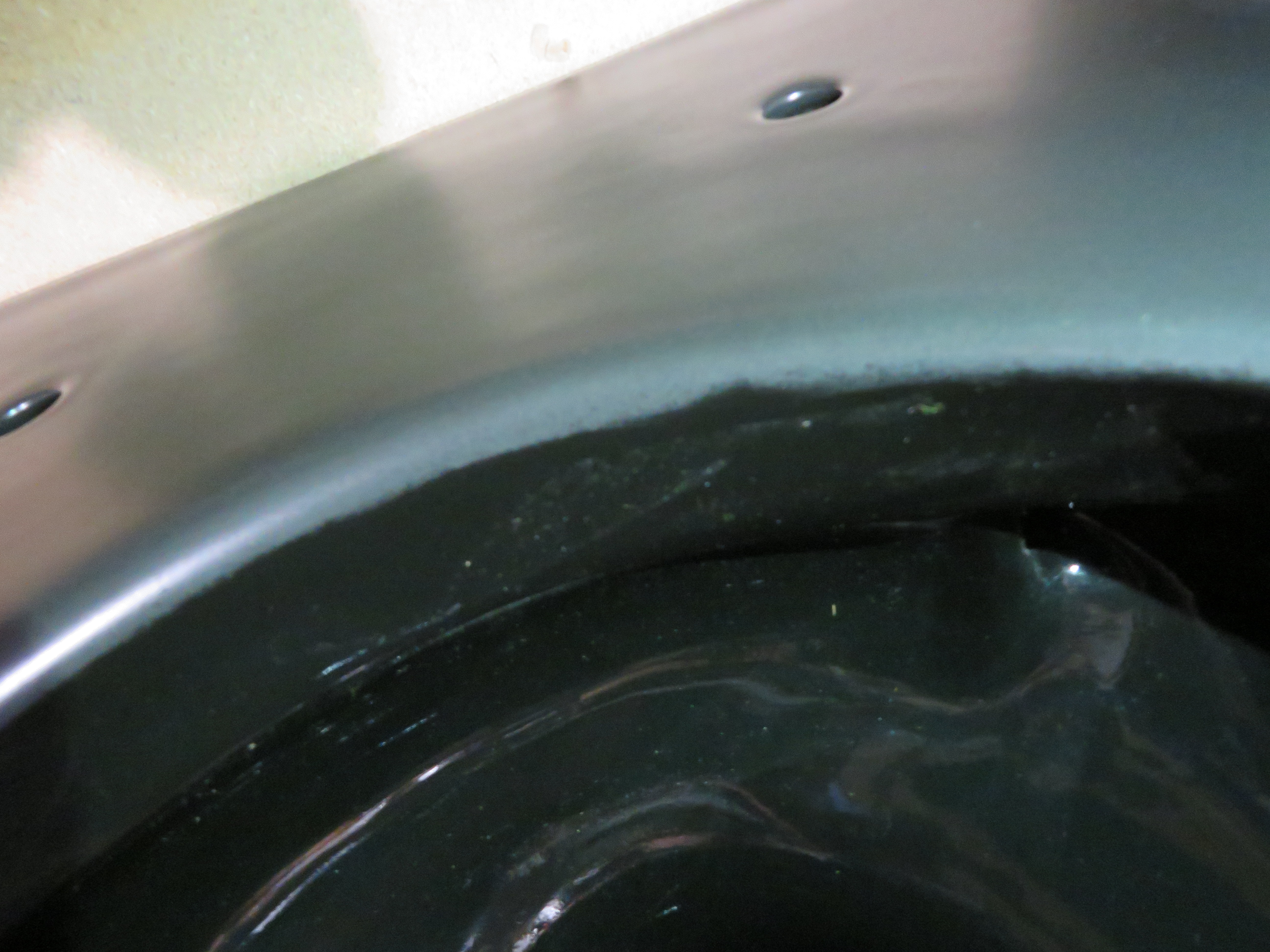 УЦЕНКА. Унитаз подвесной безободковый GSI PURA  881526_УЦ/8   550 мм х 360 мм, с Swirlflush, для крепежа FISR2, чёрный матовый Ardesia / Дефект: Неравномерность покраски на ободке и трещина на пристенном краю