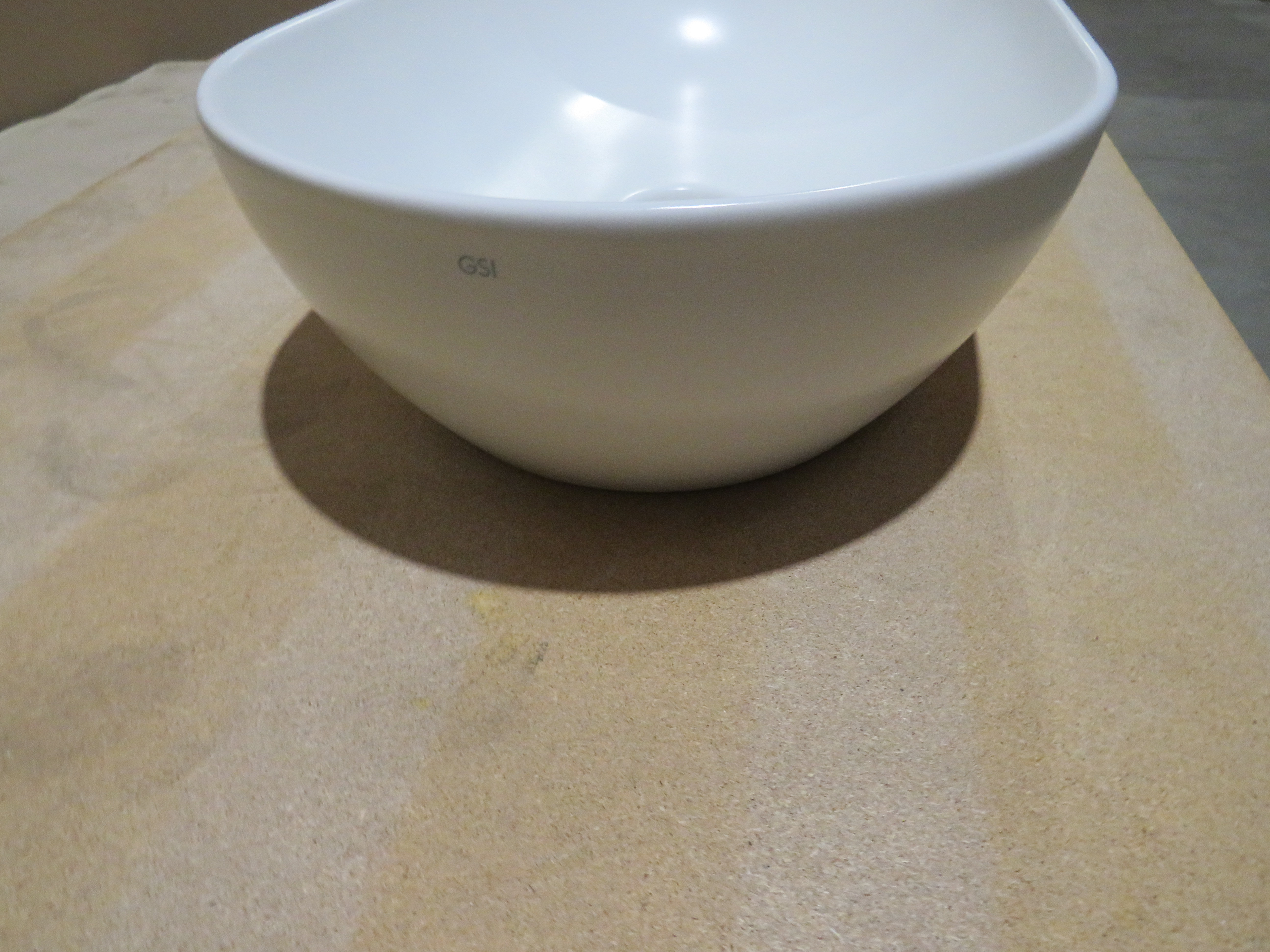 УЦЕНКА. Раковина-чаша накладная GSI PURA   883409_УЦ/2     600 мм х 370 мм, без отверстия под смеситель, без перелива, белый матовый / Дефект: 2 мелких "укола"  в эмали в чаше.