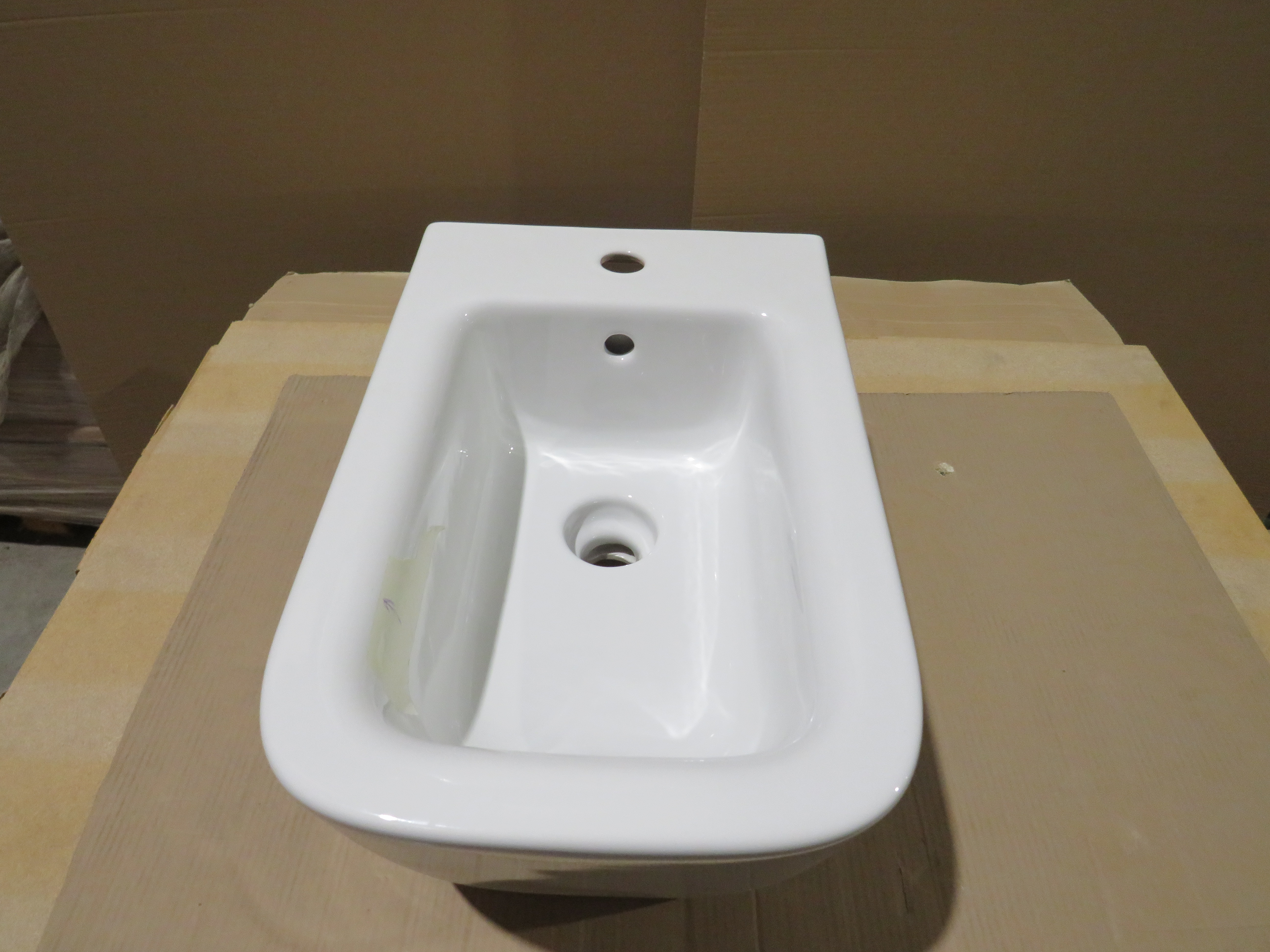 УЦЕНКА. Биде подвесное GSI NUBES   9665111_УЦ/2    550 мм х 350 мм, с отверстием под смеситель, без крепежа, цвет Белый глянцевый / Дефект:  точки и мелкая потертость