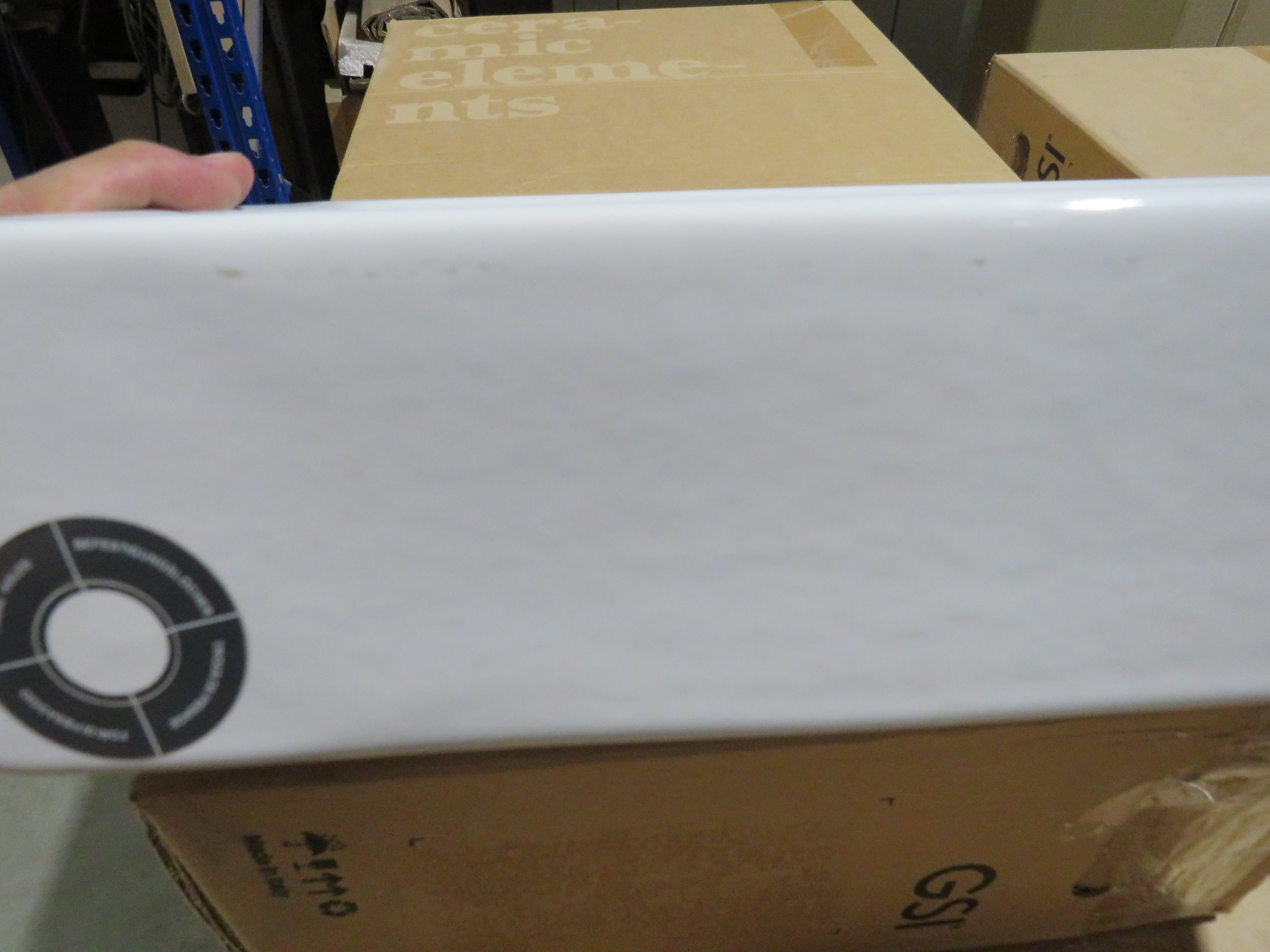 УЦЕНКА. Раковина накладная/подвесная GSI NUBES   9637111_УЦ/1   500 мм х 250 мм х 135 мм, без перелива, с отверстием под смеситель справа или слева, цвет Белый глянцевый /Дефект: потертость эмали