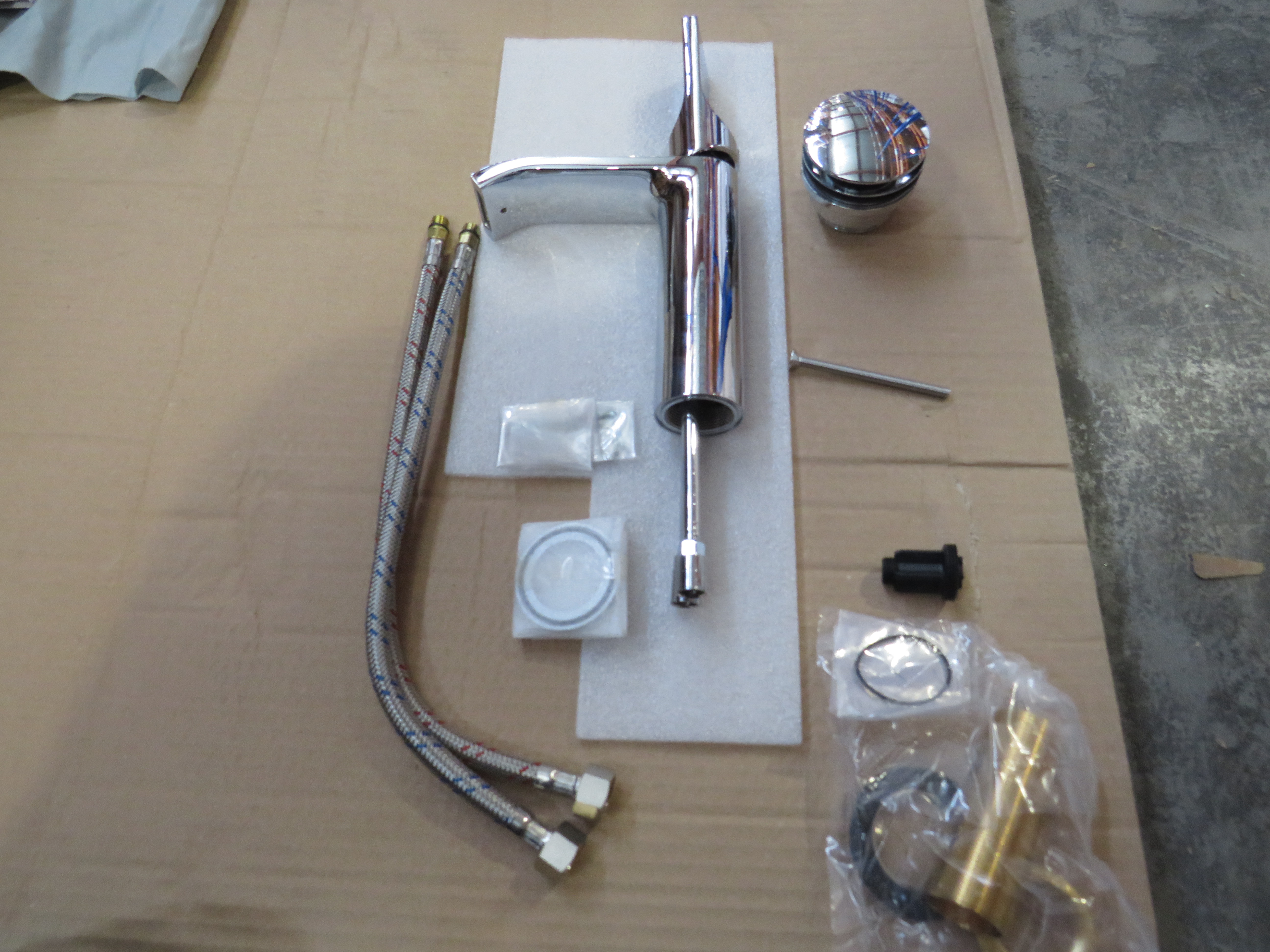 УЦЕНКА. Однорычажный смеситель для раковины BOSSINI Apice  E89603.030_УЦ    249 мм, с донным клапаном, хром / Дефекты: мелкие царапины. Состояние хорошее.