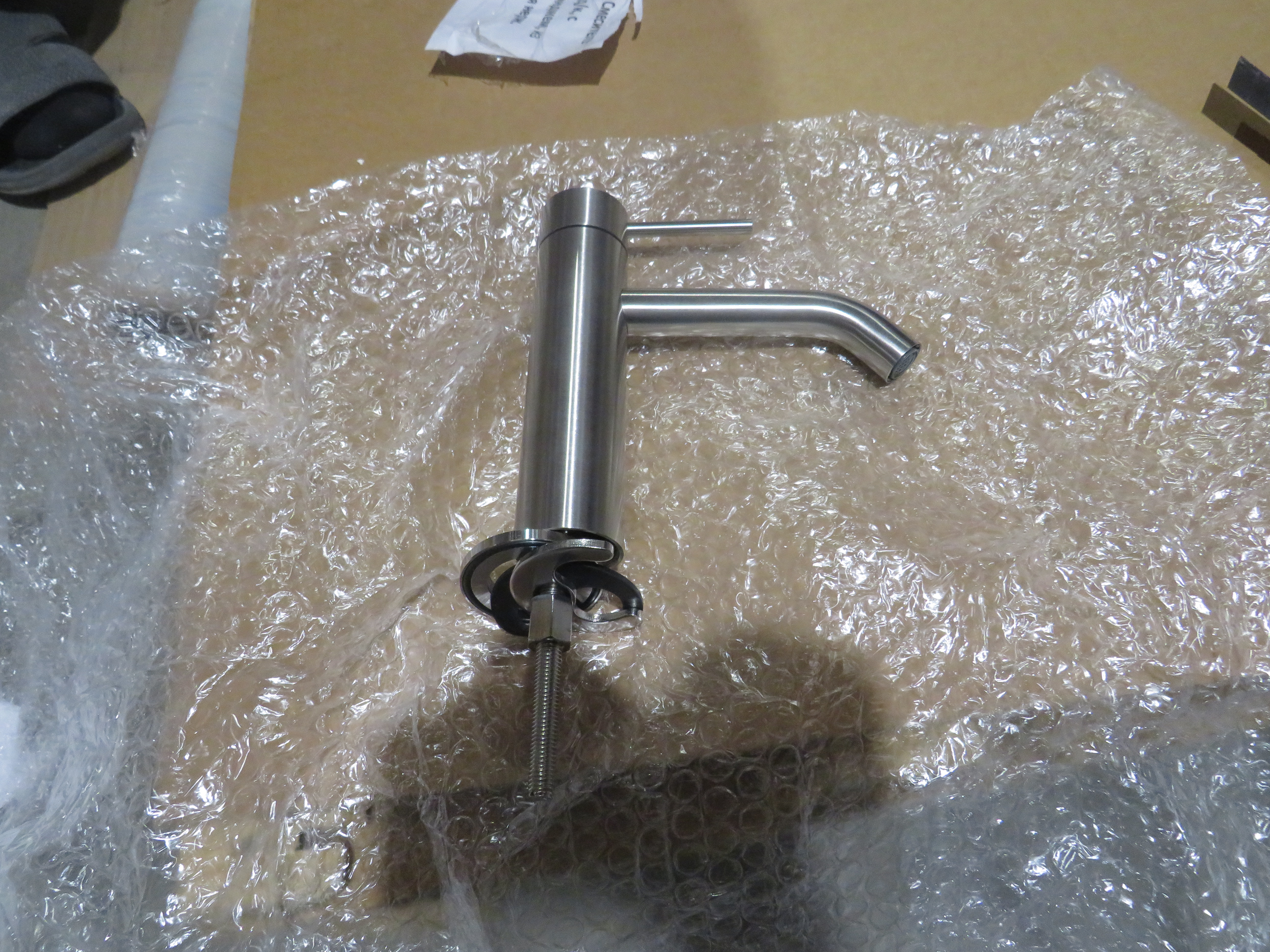 УЦЕНКА. Однорычажный смеситель для раковины BOSSINI NOBU   INZ201.075_УЦ   без донного клапана, цвет Матовая нержавеющая сталь/ Товар с выставки. Состояние хорошее. Неполная комплектация