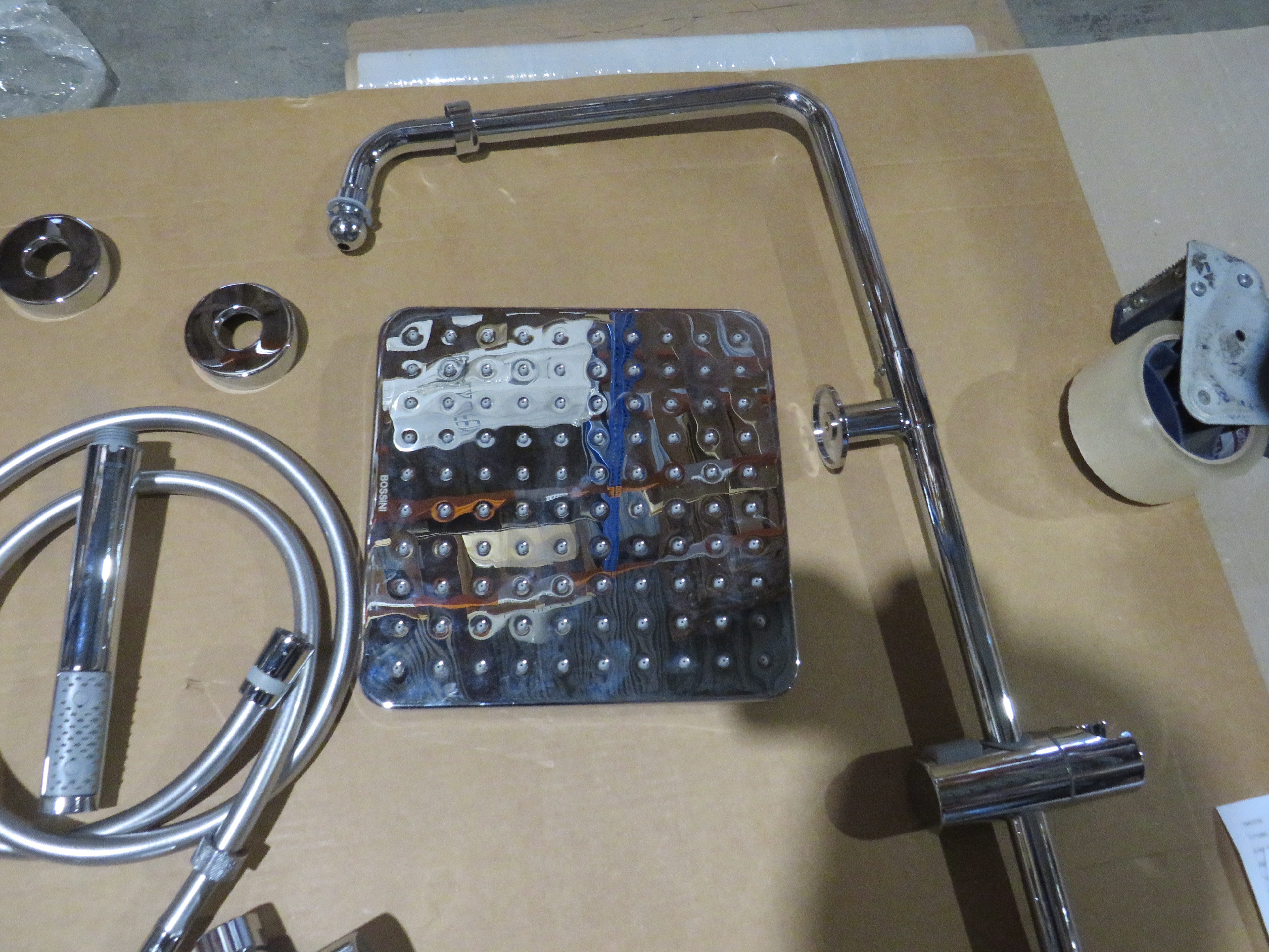 УЦЕНКА. Душевая колонна BOSSINI COSMO  L10403.030_УЦ    с термостатом для душа, верхним и ручным душем и шлангом, хром/ Товар с выставки. Мелкие царапины, нет эксцентриков.