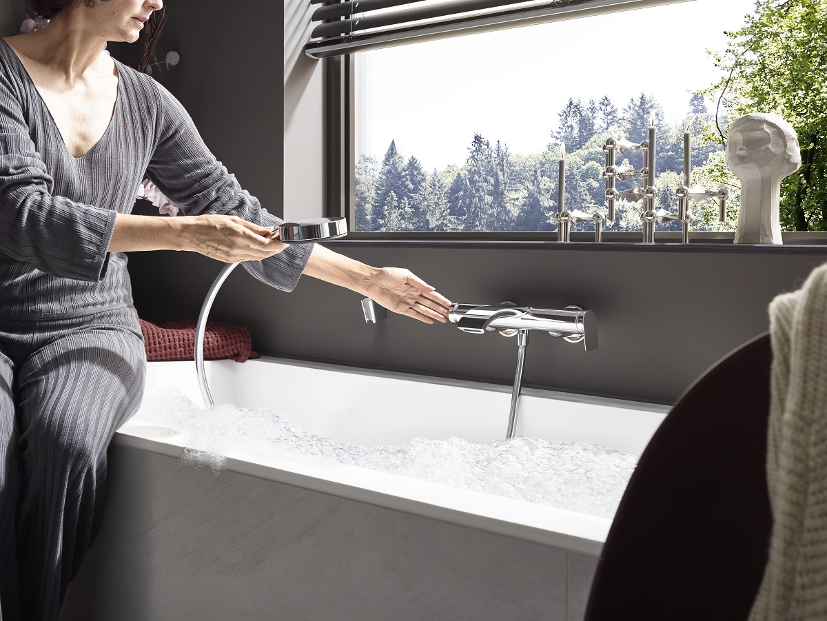 Смеситель для ванны однорычажный HANSGROHE Vivenis 75420700 внешнего монтажа, белый матовый