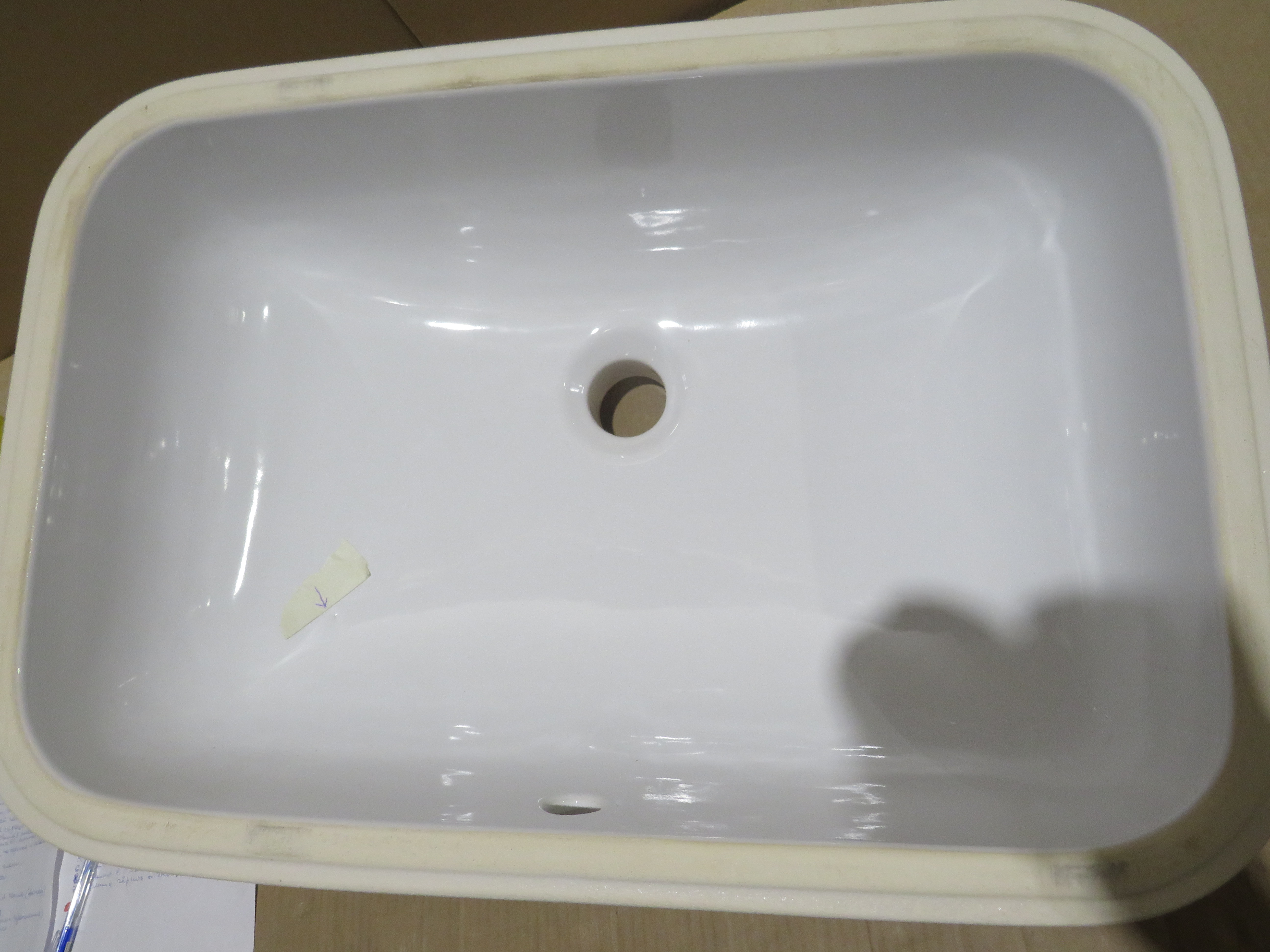 УЦЕНКА. Раковина встраиваемая снизу GSI PURA  724311_УЦ/1    550 х 380 мм, без отверстия для смесителя, с переливом, белый глянцевый. /Дефект: неровность  в виде "раковины"