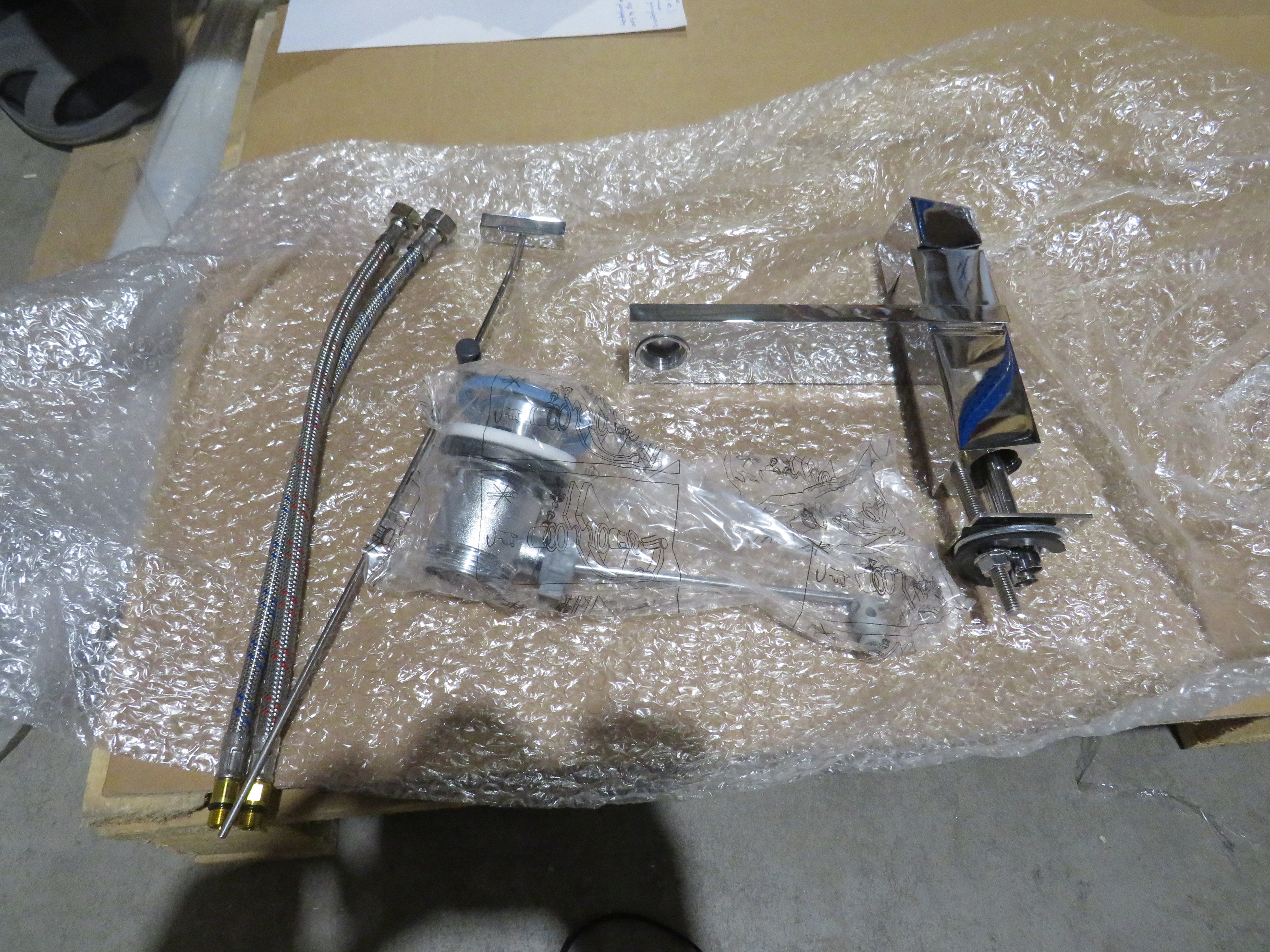 УЦЕНКА. Смеситель для раковины Bossini Cube Z004301.030_УЦ   Хром/ Товар с выставки. Мелкие царапины. Нет аэратора.