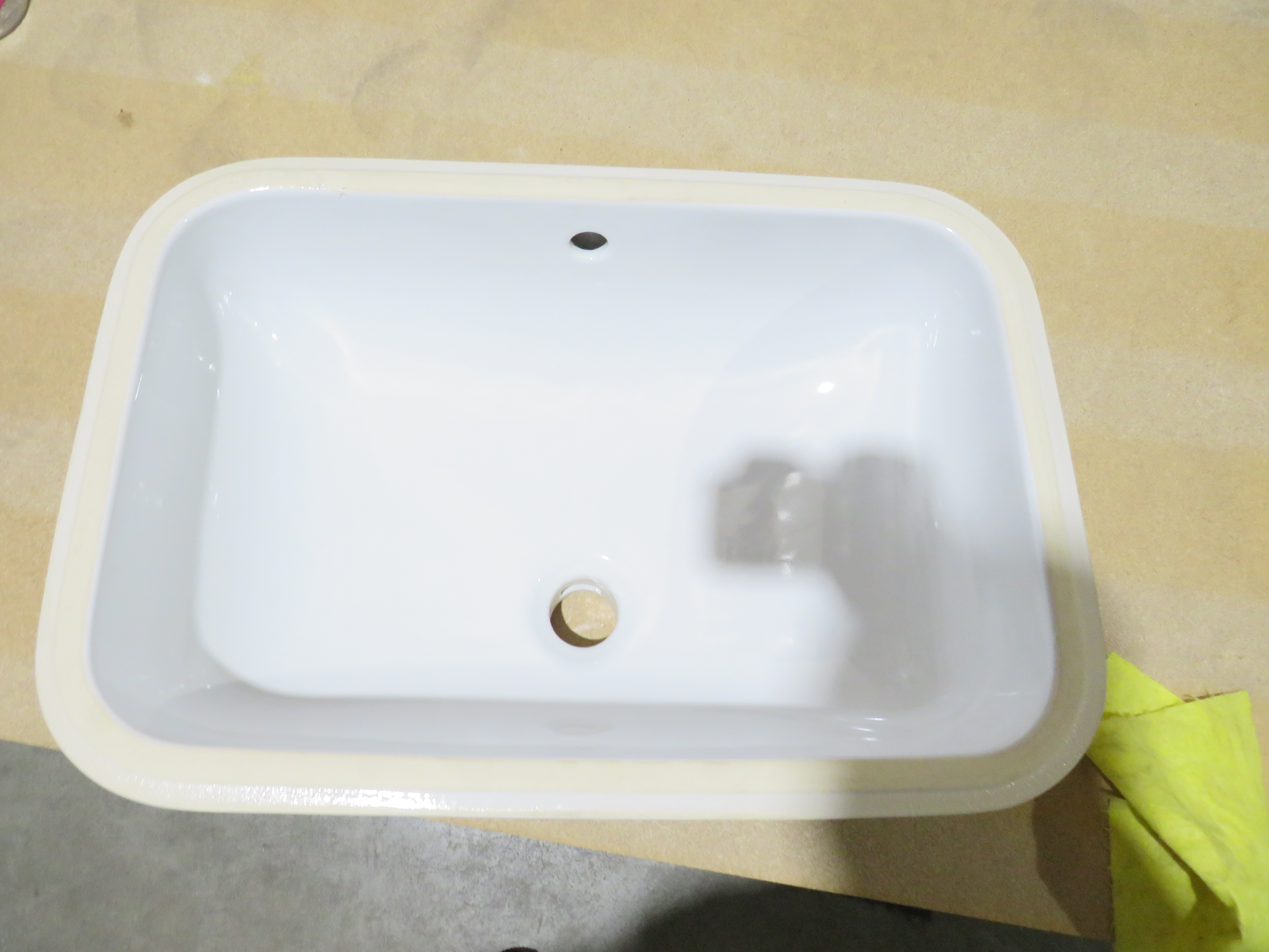 УЦЕНКА. Раковина встраиваемая снизу GSI PURA    724311_УЦ/2    550 х 380 мм, без отверстия для смесителя, с переливом, белый глянцевый /Дефект: скол на бортике.