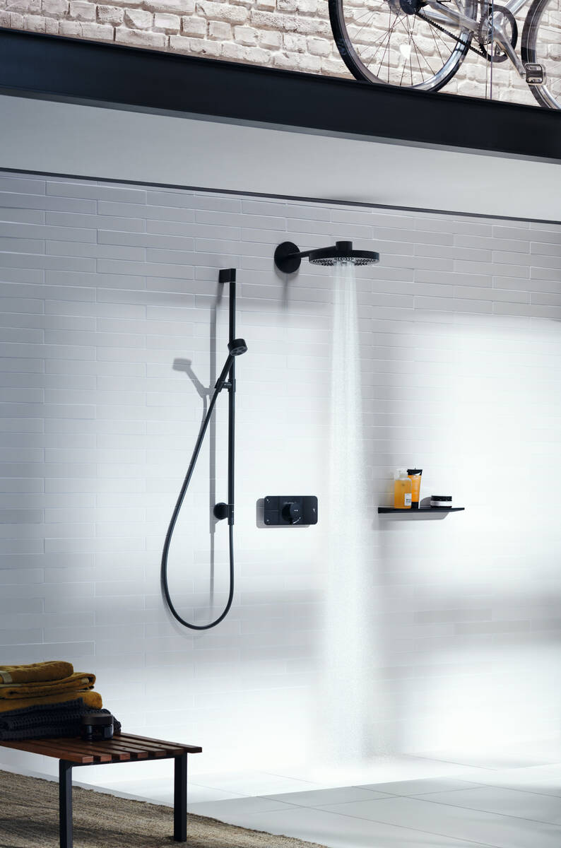 Душевой набор AXOR One 75 1jet 48791670 c подключением из стены, штангой и ручным душем, чёрный матовый