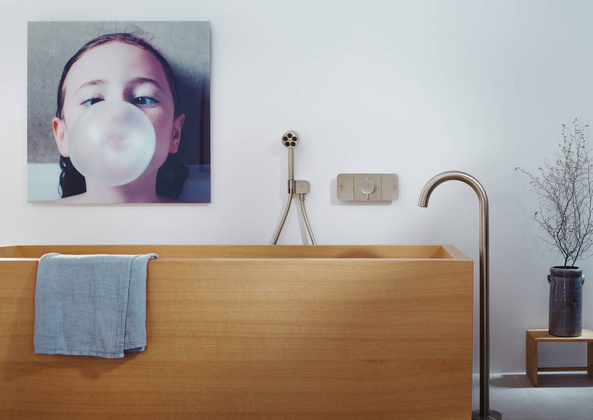 Держатель для ручного душа AXOR One 45723140 Шлифованная бронза