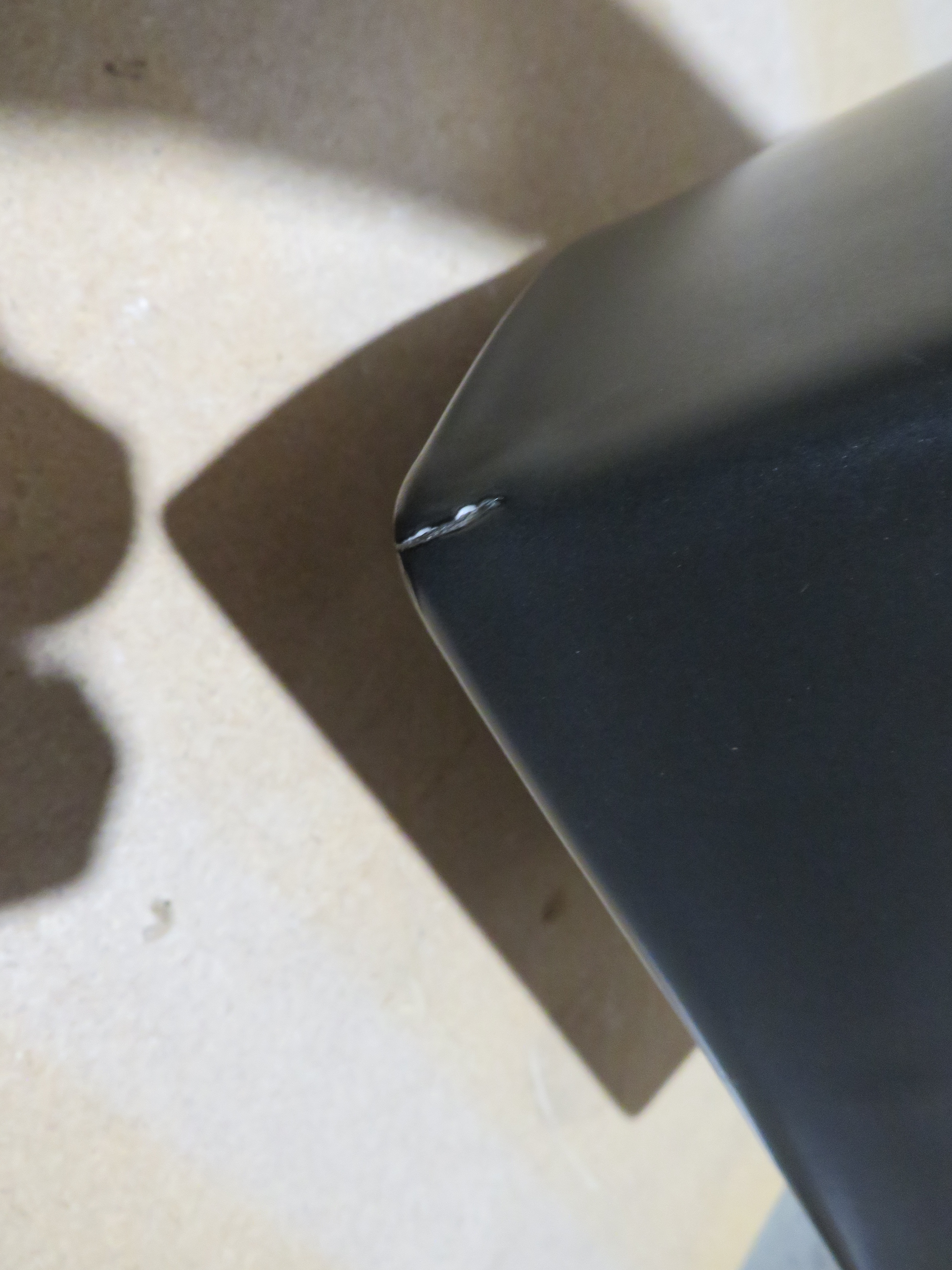 УЦЕНКА. Унитаз подвесной безободковый GSI PURA  881526_УЦ/8   550 мм х 360 мм, с Swirlflush, для крепежа FISR2, чёрный матовый Ardesia / Дефект: Неравномерность покраски на ободке и трещина на пристенном краю