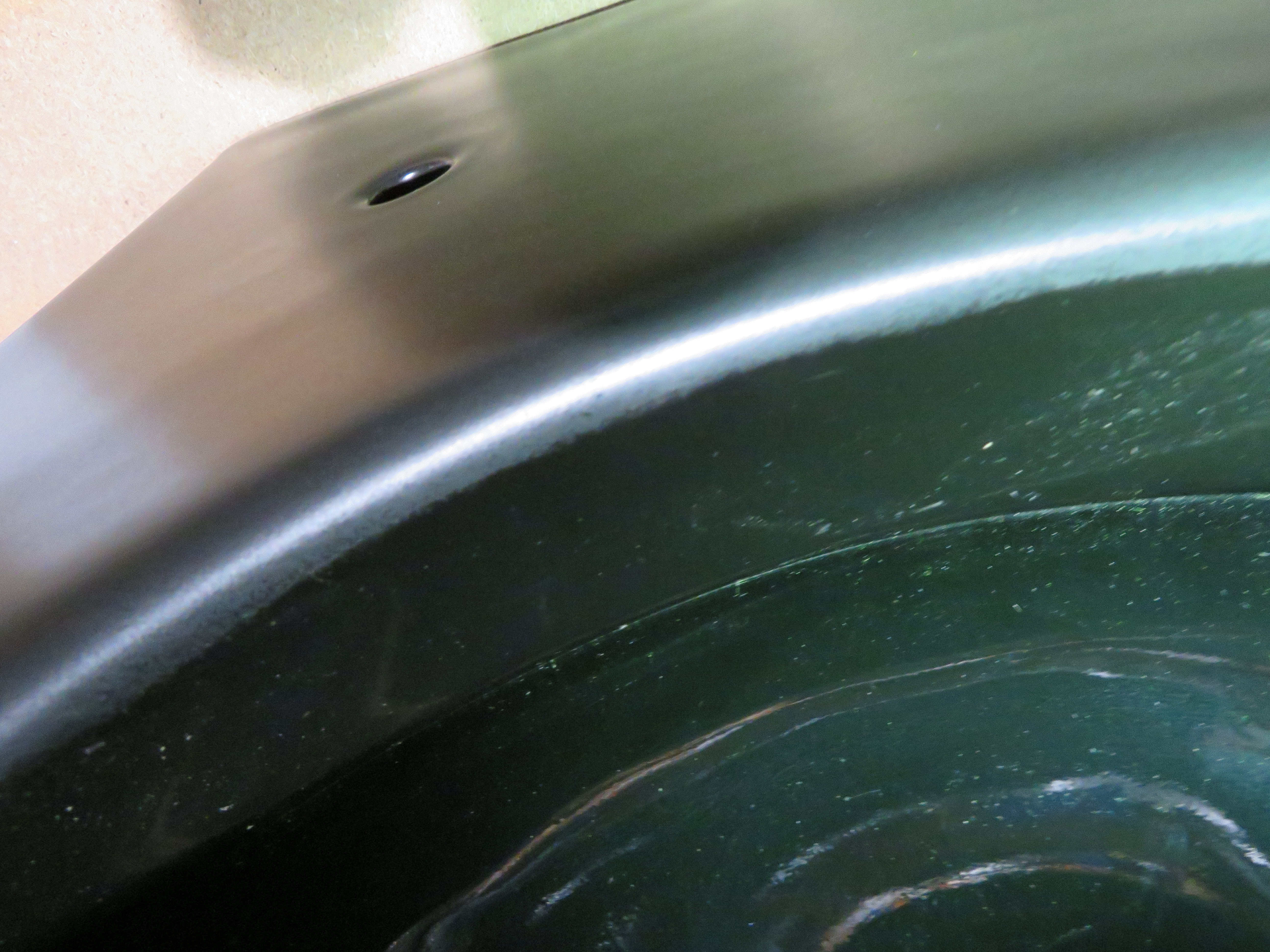 УЦЕНКА. Унитаз подвесной безободковый GSI PURA  881526_УЦ/8   550 мм х 360 мм, с Swirlflush, для крепежа FISR2, чёрный матовый Ardesia / Дефект: Неравномерность покраски на ободке и трещина на пристенном краю