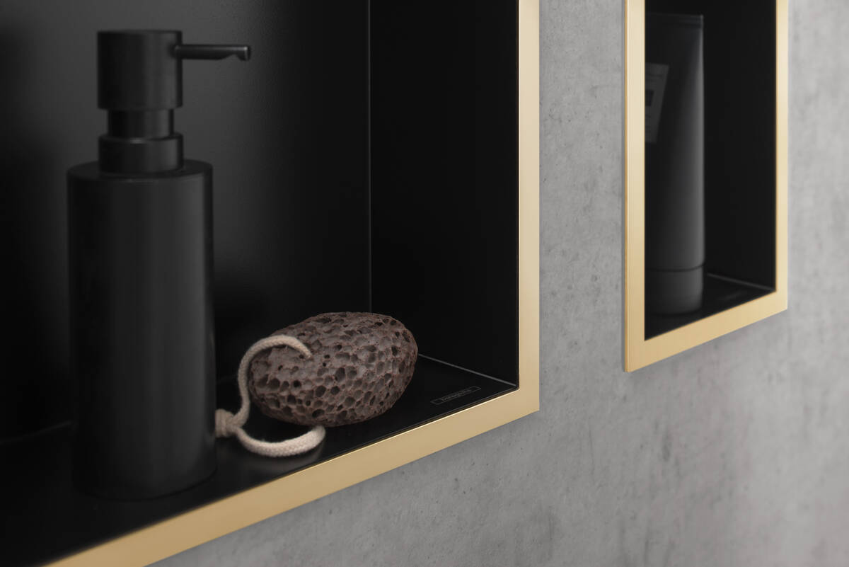Настенный короб HANSGROHE XtraStoris Individual 56098140 с дизайнерской рамой, 300 мм х 300 мм х 100 мм, матовый чёрный/шлифованная бронза