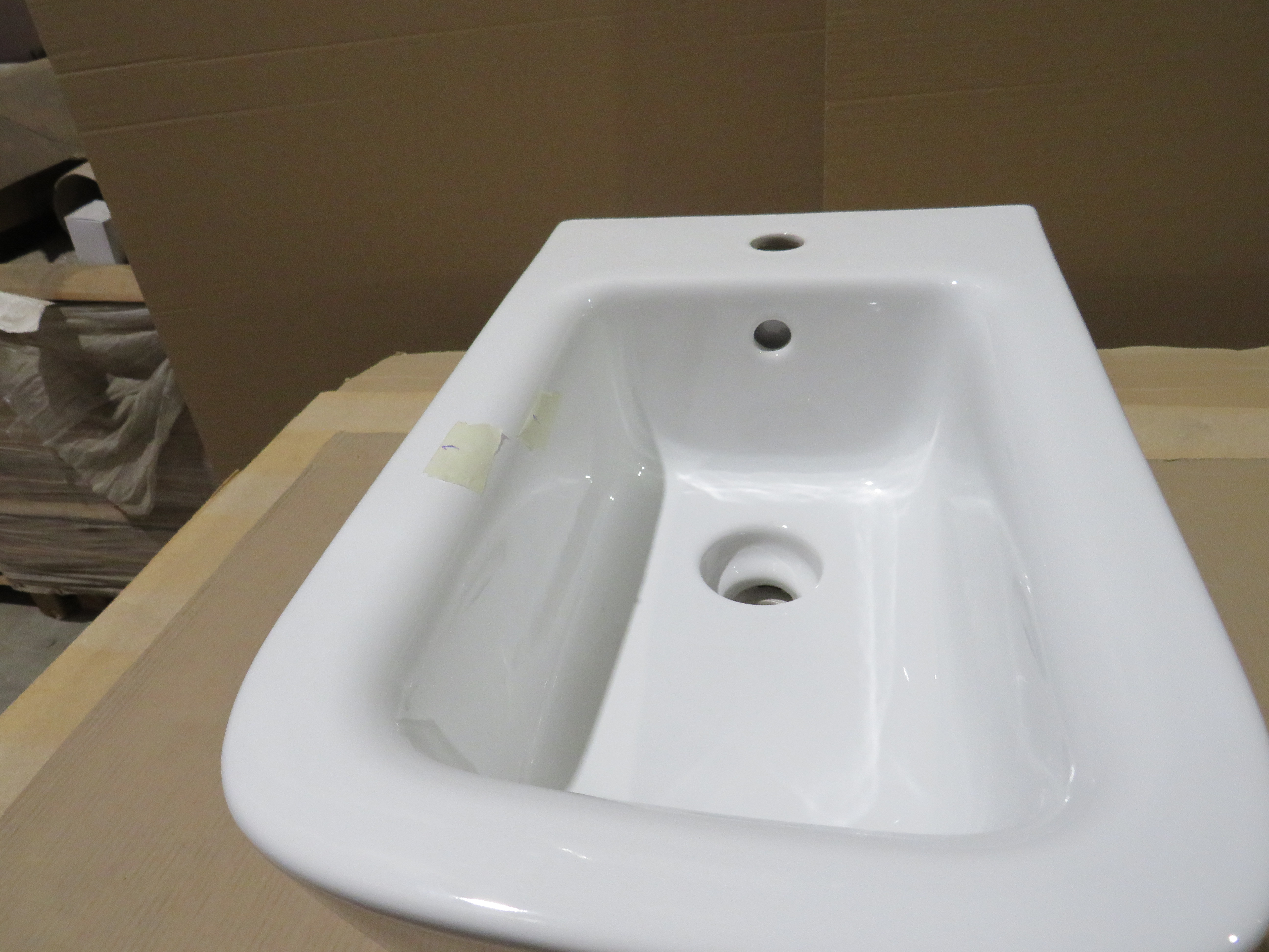 УЦЕНКА. Биде подвесное GSI NUBES   9665111_УЦ/4    550 мм х 350 мм, с отверстием под смеситель, без крепежа, цвет Белый глянцевый / Дефект: неровности керамики