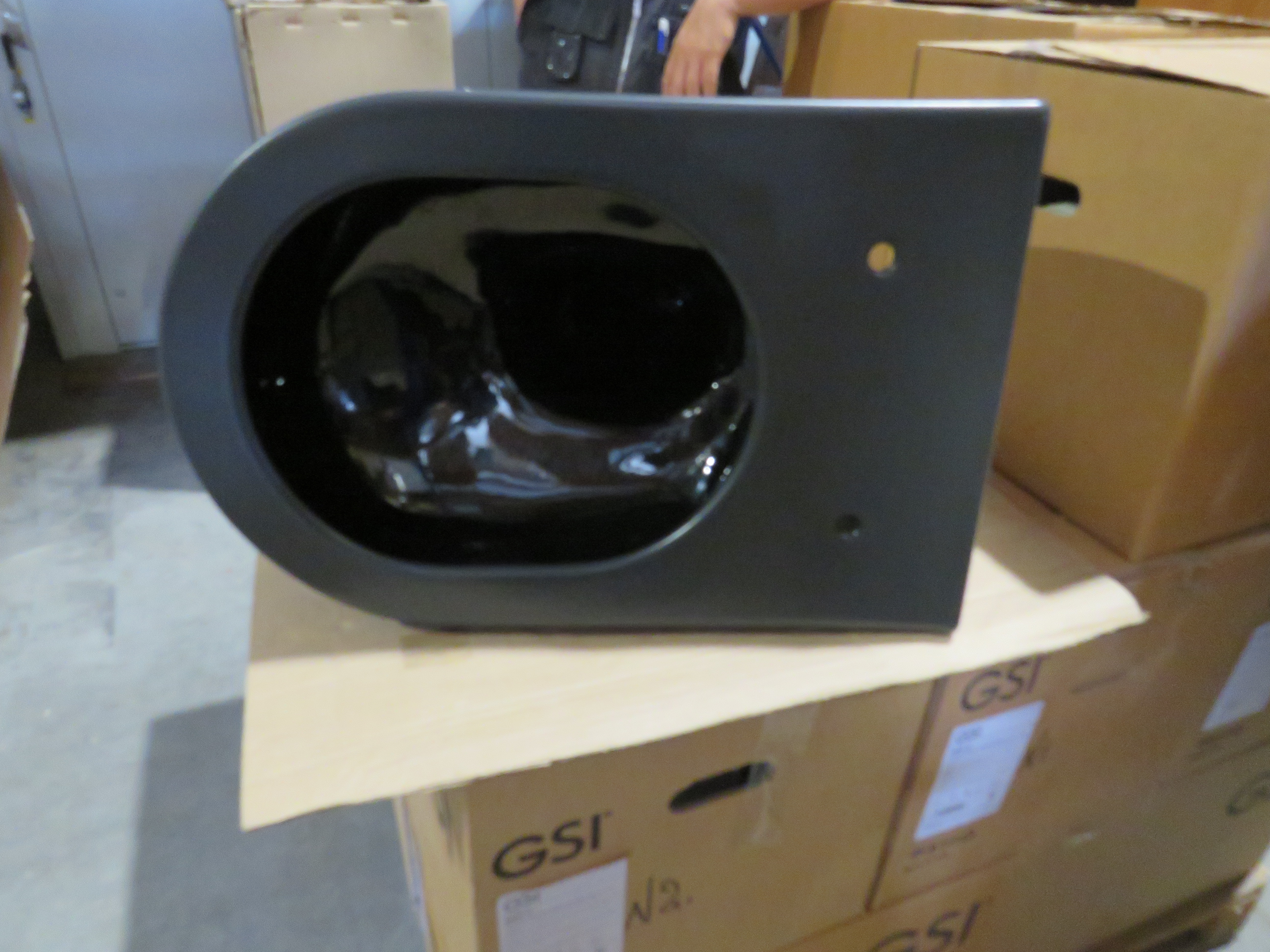 УЦЕНКА. Унитаз подвесной безободковый GSI PURA  881526_УЦ/2    550 мм х 360 мм, с Swirlflush, для крепежа FISR2, чёрный матовый Ardesia / Дефект: неровности эмали и краски на бортике