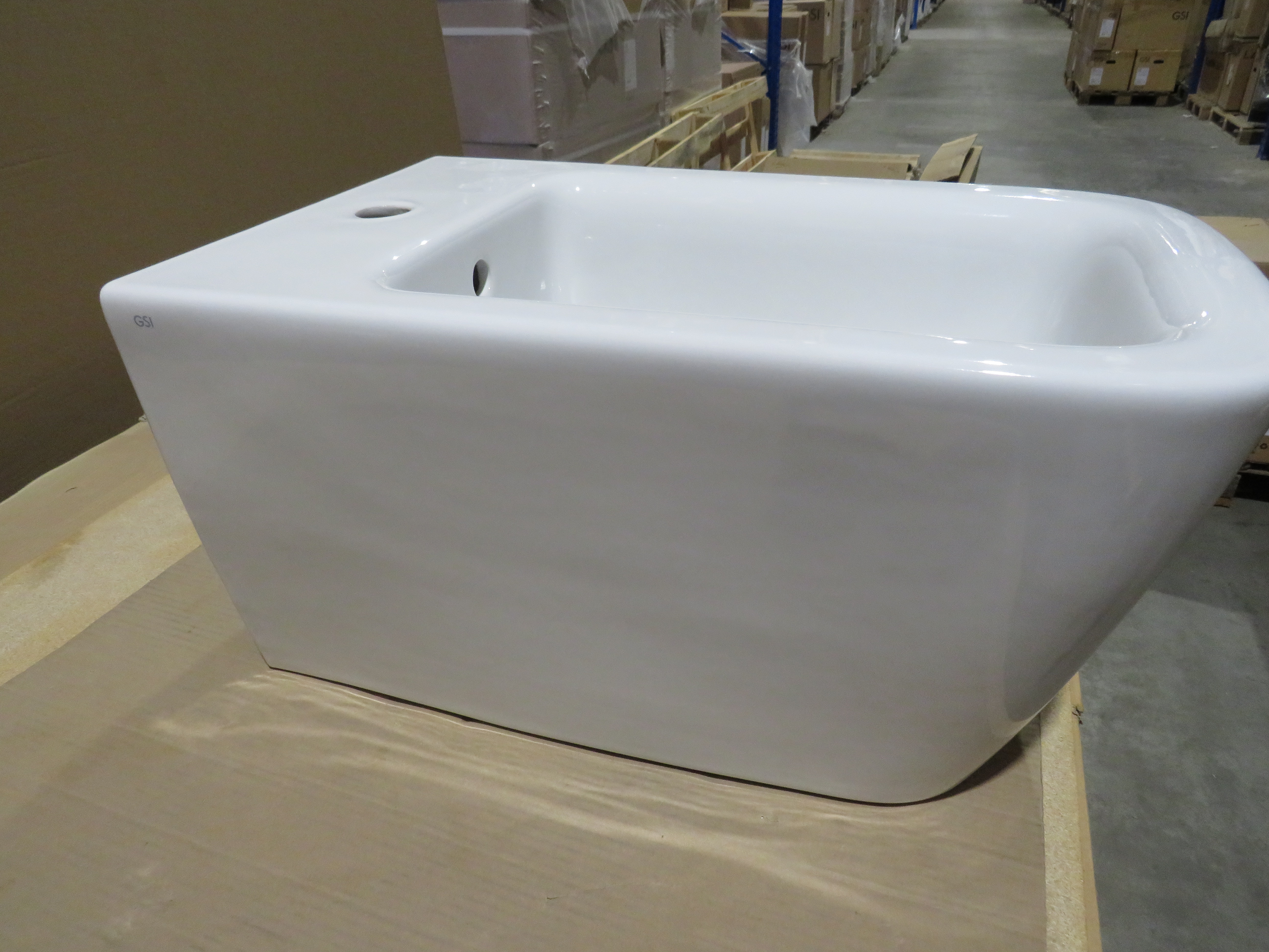 УЦЕНКА. Биде подвесное GSI NUBES   9665111_УЦ/3    550 мм х 350 мм, с отверстием под смеситель, без крепежа, цвет Белый глянцевый / Дефект: неравномерное покрытие глазурью