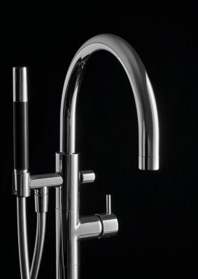 Внешняя часть напольного однорычажного смесителя для ванны CISAL Less New LN01420040 с ручным душем и шлангом, цвет Чёрный матовый