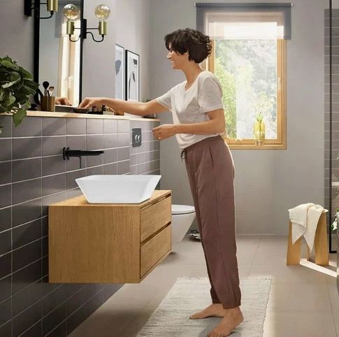 Однорычажный настенный смеситель для раковины HANSGROHE REBRIS E 72568670 с изливом 200 мм, чёрный матовый