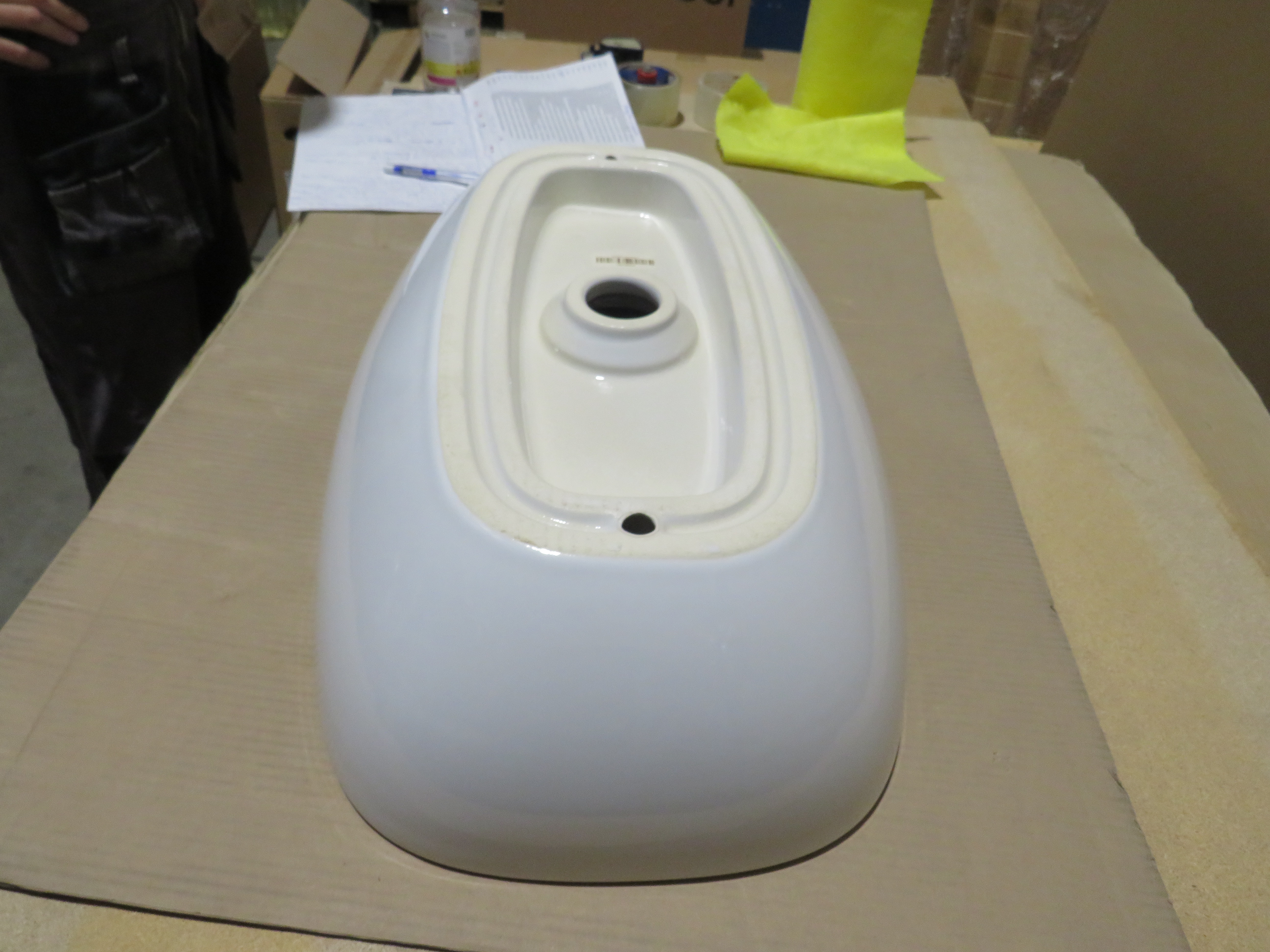 УЦЕНКА  Раковина - чаша GSI NUBES  978311_УЦ/1   600 мм х 380 мм, без отверстия под смеситель, без перелива, белая глянцевая / Дефект: укол в эмали