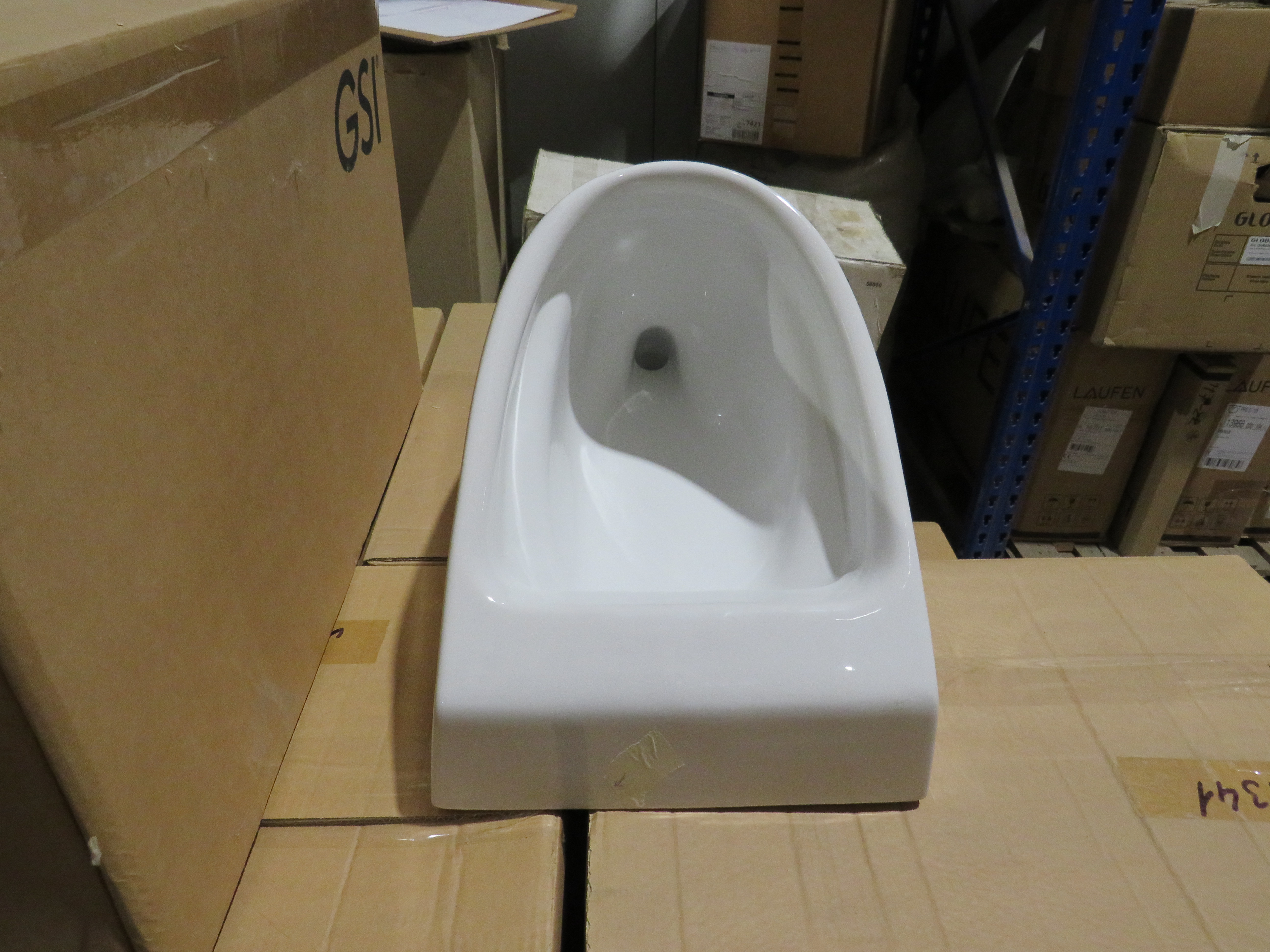 УЦЕНКА. Писсуар подвесной безободковый GSI COMMUNITY   909711_УЦ    310 мм х 350 мм, для крепежа FISRО, белый глянцевый. / Дефект: точка в эмали.